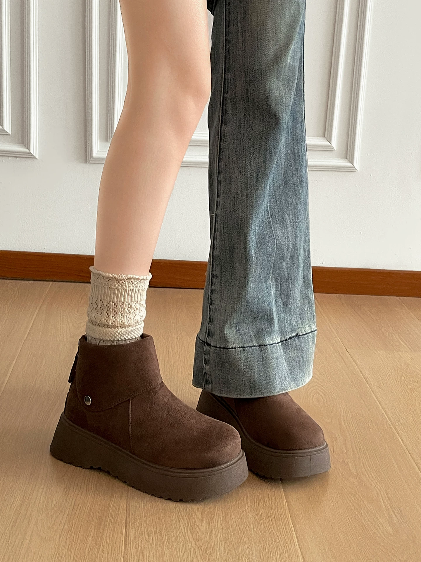 Giày bốt tuyết đế dày chống trơn, kiểu cổ điển màu trắng dành cho nữ, giày bông giữ ấm kiểu Birkenstock tăng chiều cao mùa đông mới năm 2025.