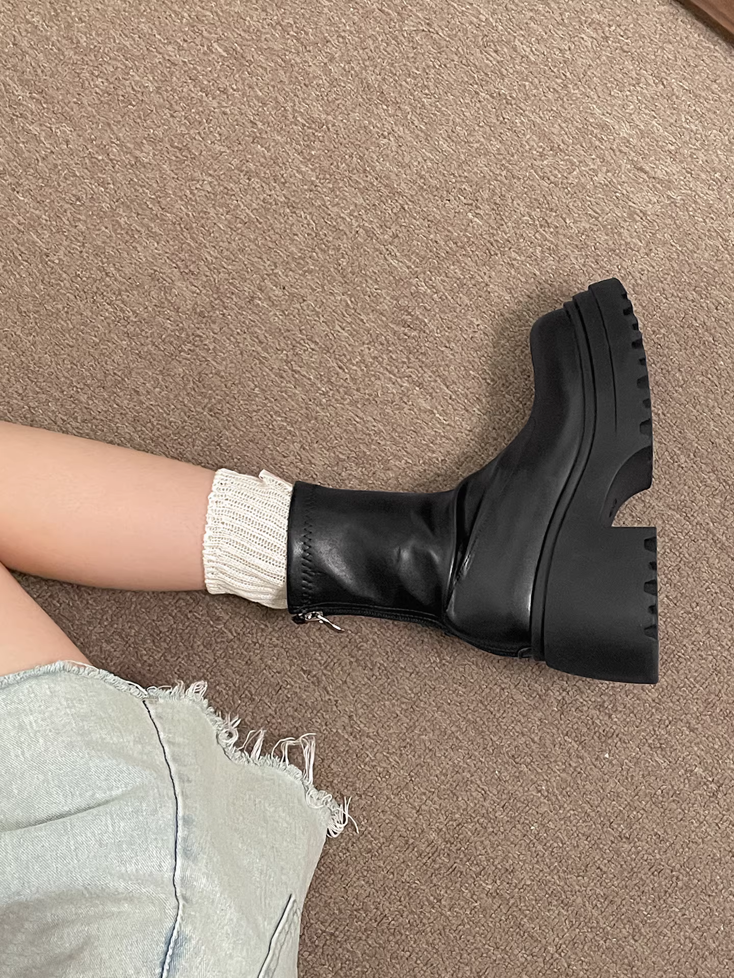 Giày bốt đế xuồng cao cổ màu đen cổ điển dành cho nữ, kiểu dáng thu đông 2025 mới, đa năng phối với chân váy, giày bốt ngắn tôn dáng