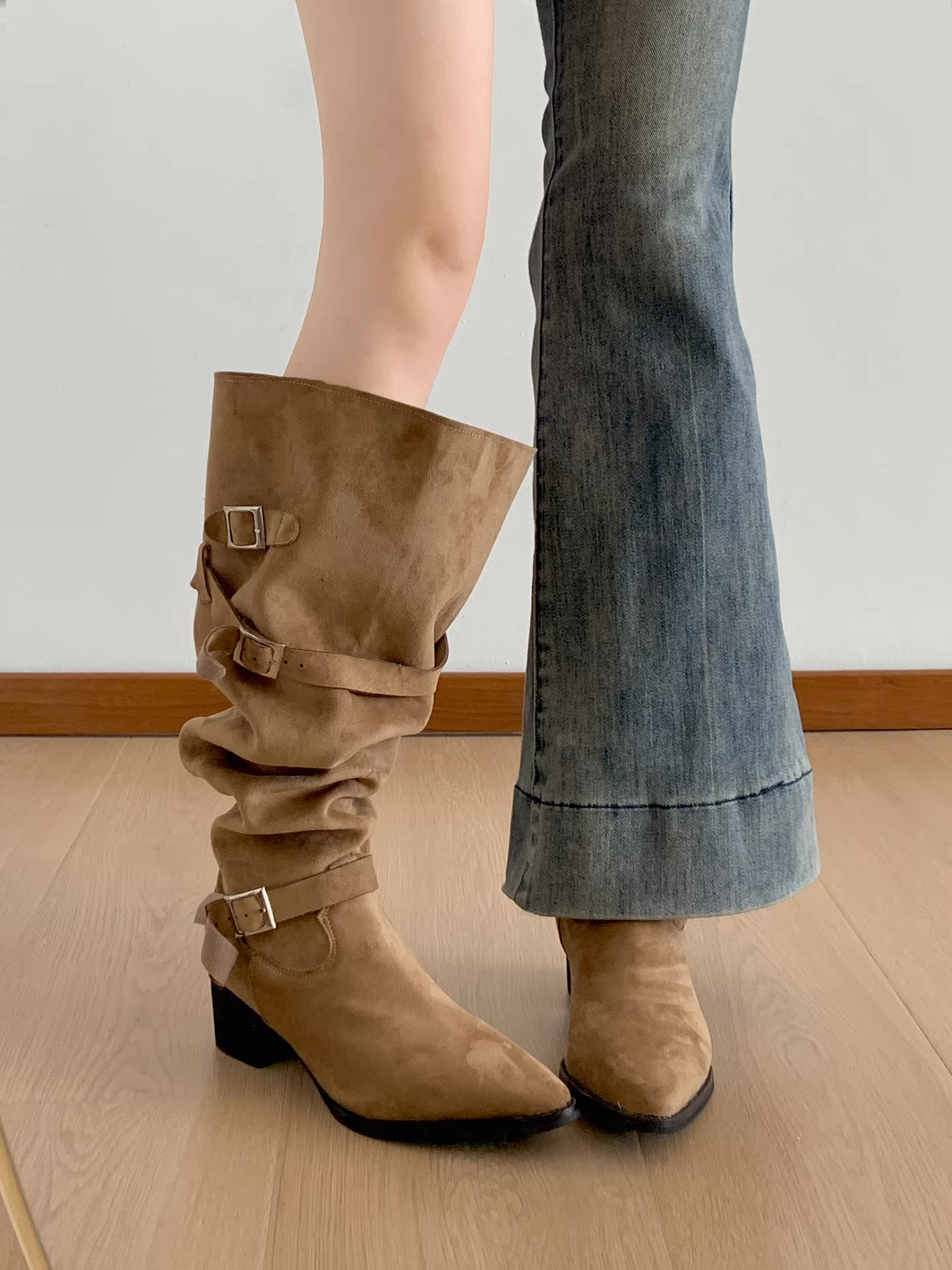 Giày bốt cao gót kiểu Anh dành cho nữ, bốt dài, bốt cưỡi ngựa mũi nhọn màu nâu mới mùa thu đông 2025.