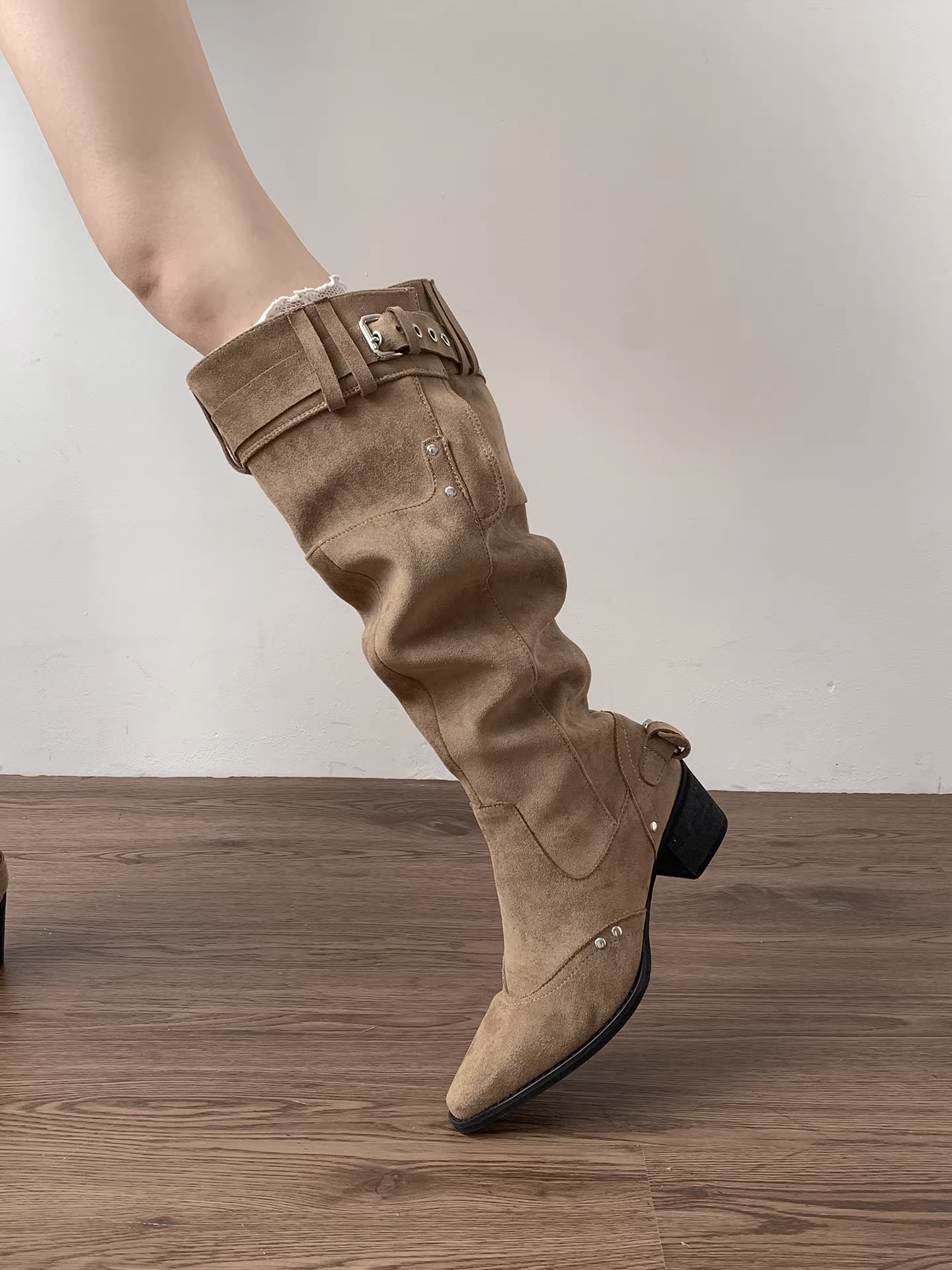 Giày bốt nữ cao gót mũi nhọn đế dày tăng chiều cao kiểu dáng retro, bốt dài mùa thu đông 2025, kiểu dáng ôm dáng, trên gối, kiểu cao bồi miền Tây