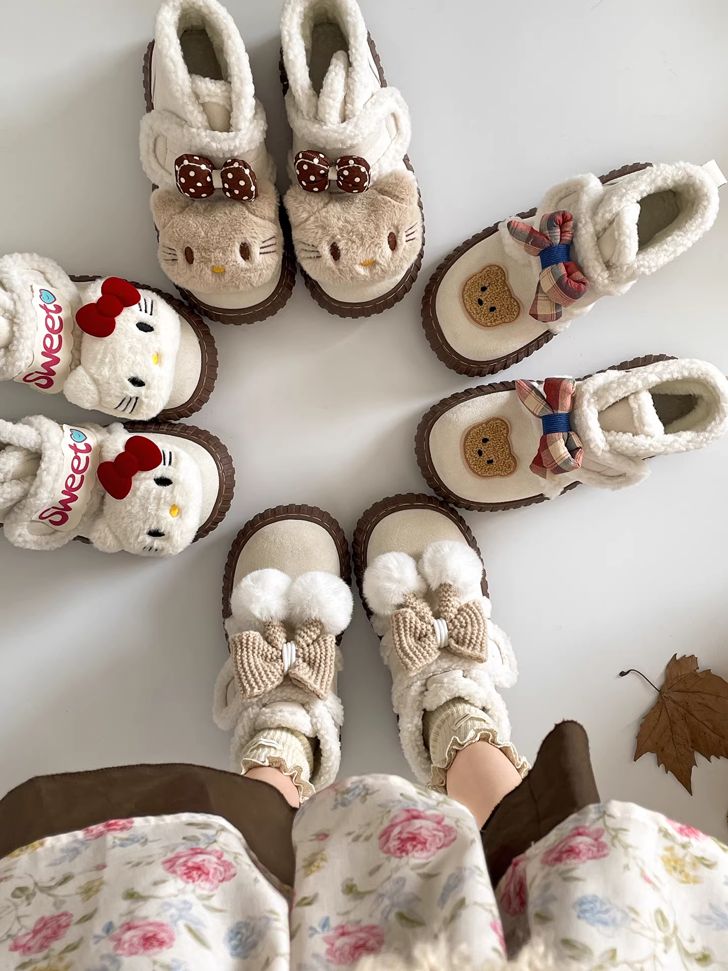 Giày bốt tuyết đế dày ấm áp hoạt hình màu trắng dành cho nữ, kiểu dáng mùa đông mới 2025, lót lông cừu và dày dặn, giày cotton kiểu Birkenstock lông xù.