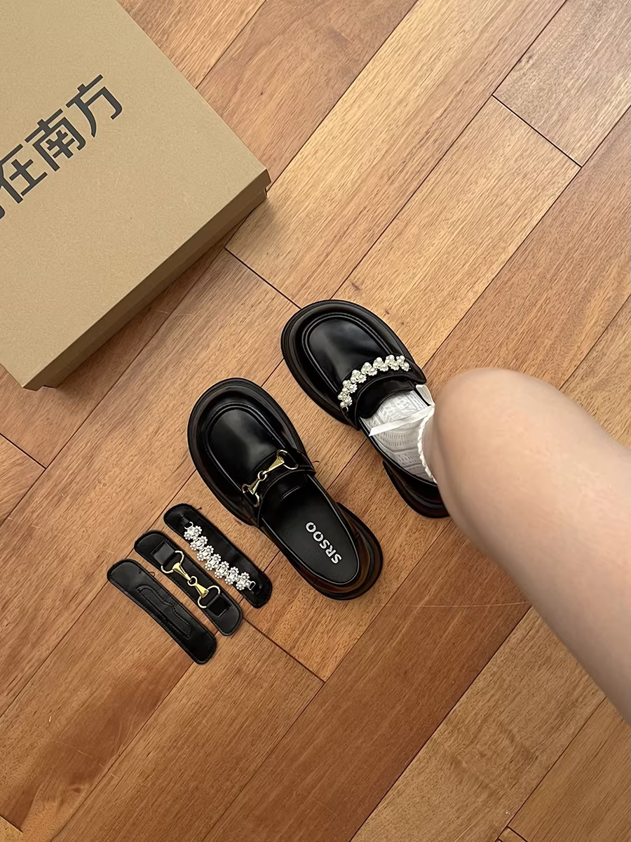 Giày da đế dày kiểu Anh cổ điển màu đen dành cho nữ, mẫu mới mùa thu 2025, kiểu lười đi dễ dàng.