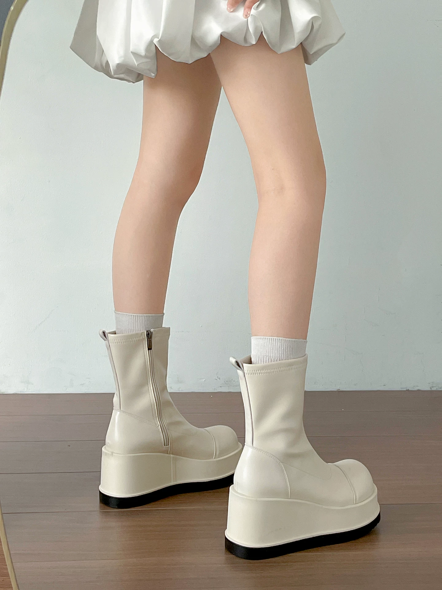 Giày bốt Martin đế dày phong cách retro Anh quốc cao cấp màu trắng dành cho nữ, mẫu mới thu đông 2025, kiểu dáng đa năng, phối hợp tốt với chân váy.