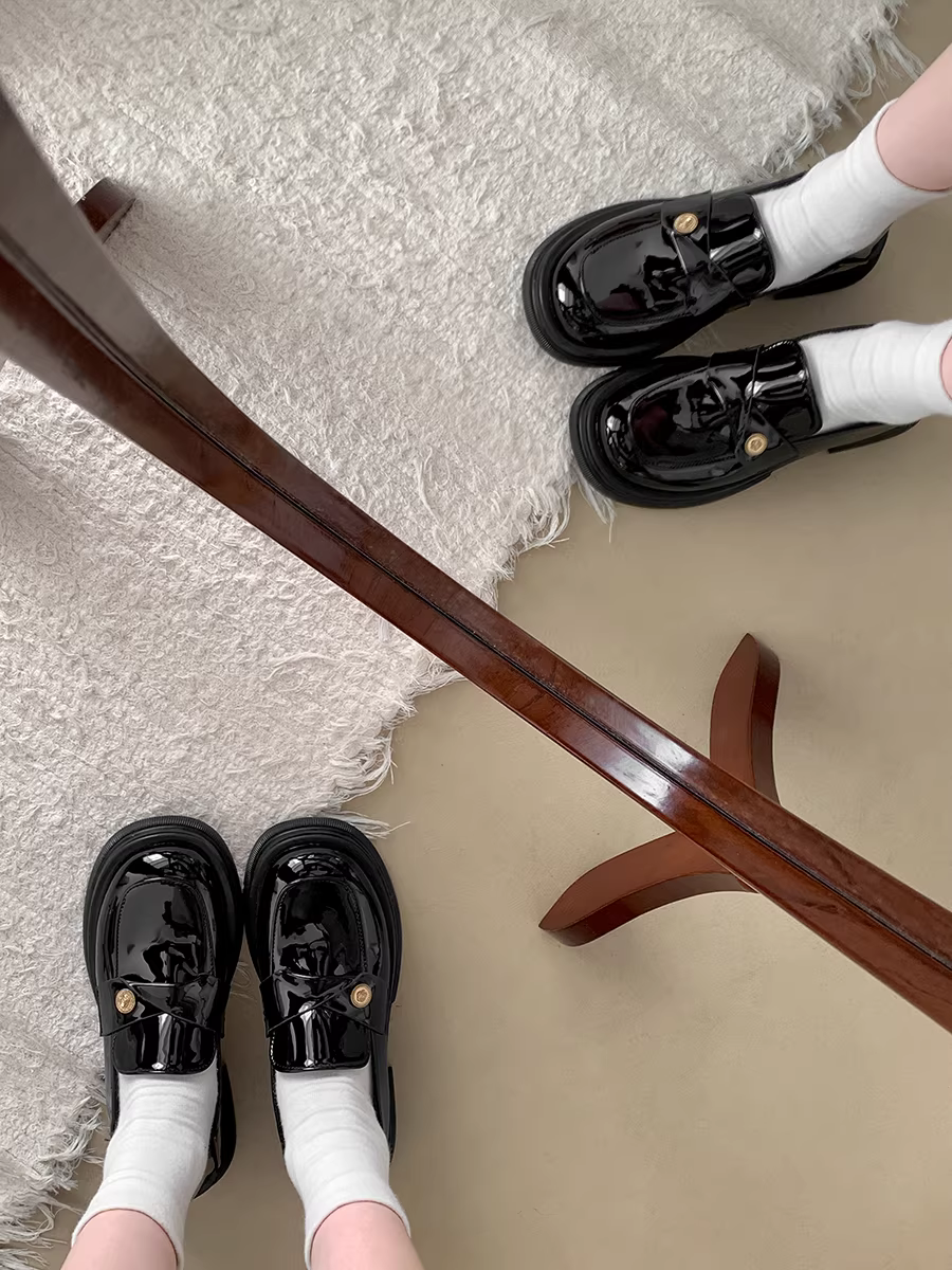 Giày lười đế xuồng kiểu Anh màu đen dành cho nữ, mẫu mới mùa thu 2025, thích hợp phối cùng chân váy.