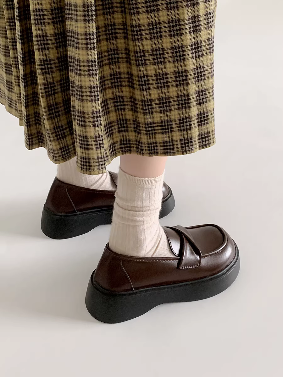 Giày da nữ đế dày phong cách retro Anh, kiểu lười, mới cho mùa thu 2025.