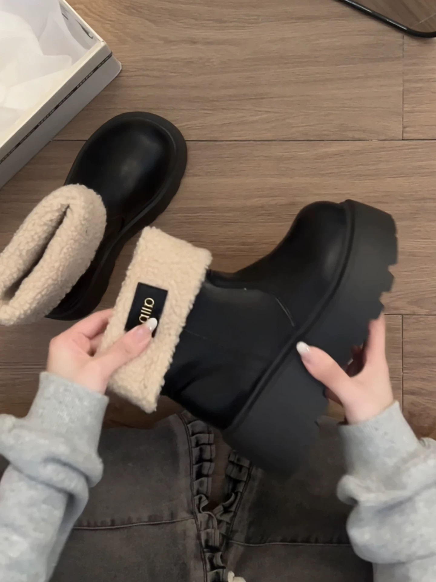 Giày bốt đi tuyết đế dày màu đen dành cho nữ, kiểu dáng mùa đông mới 2025, lót lông cừu, dày dặn, tăng chiều cao, kiểu Birkenstock, chất liệu cotton.