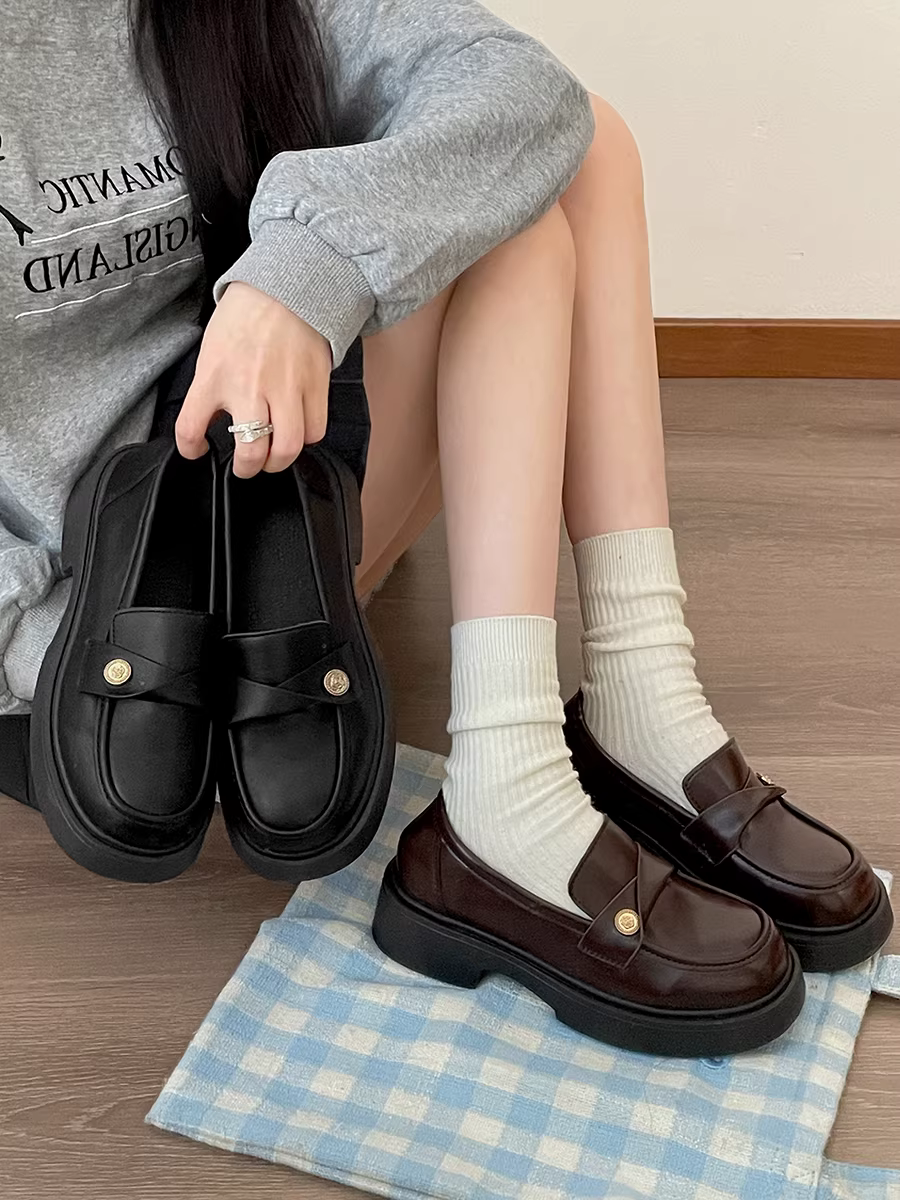 Váy đen kiểu Anh cổ điển đa năng với giày da đế dày dành cho nữ, mẫu mới mùa thu 2025, kiểu lười không dây