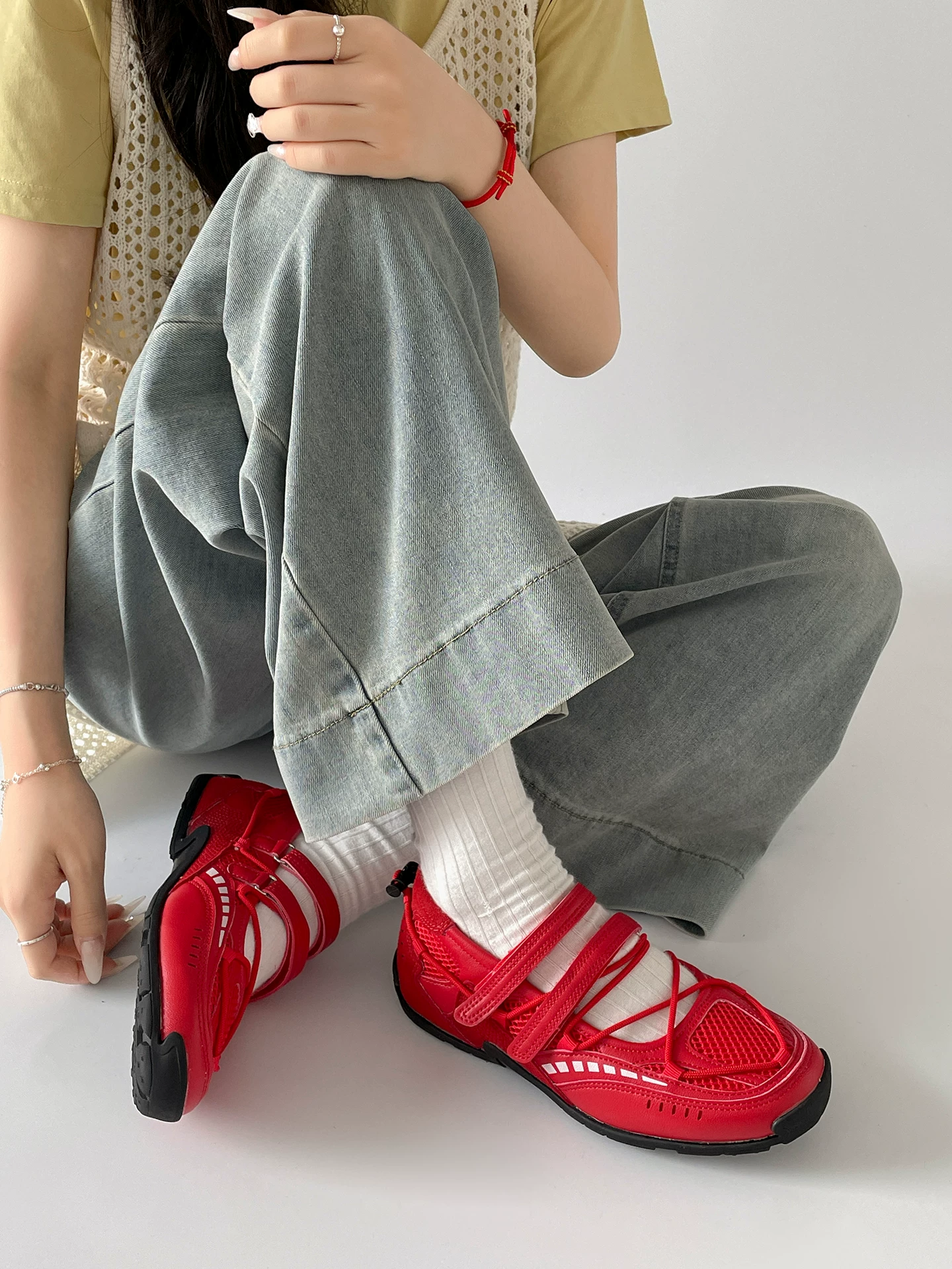 Giày thể thao Mary Jane đế bằng màu bạc cổ điển dành cho nữ, kiểu mới mùa thu 2025, đa năng phối với chân váy, giày tập luyện kiểu Đức.