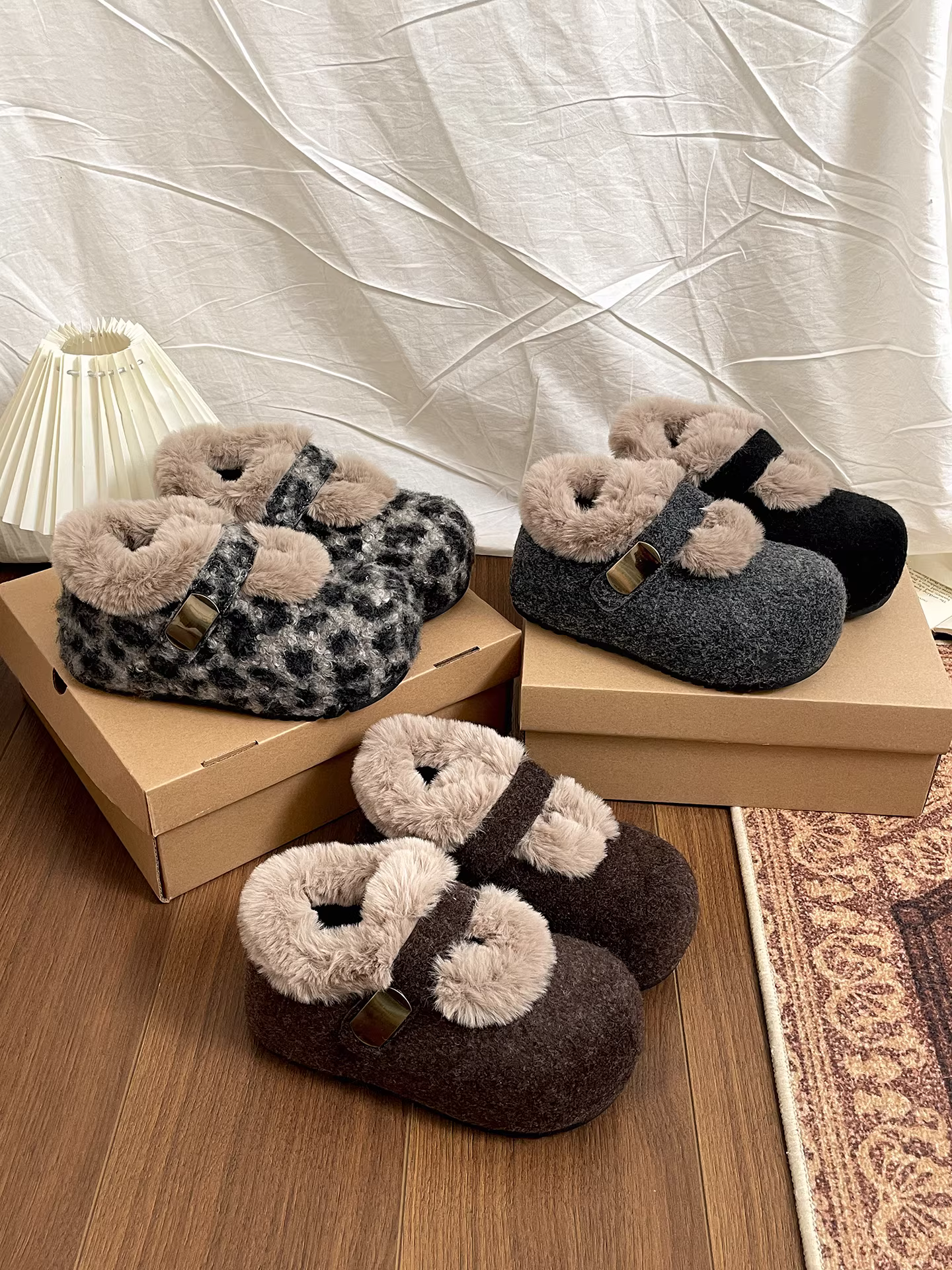 Giày bông giữ ấm đế dày kiểu Pháp màu xám lót lông cừu dành cho nữ, mẫu mới mùa đông 2025, giữ ấm khi đi ngoài trời mùa đông, giày Birkenstock lông mềm.