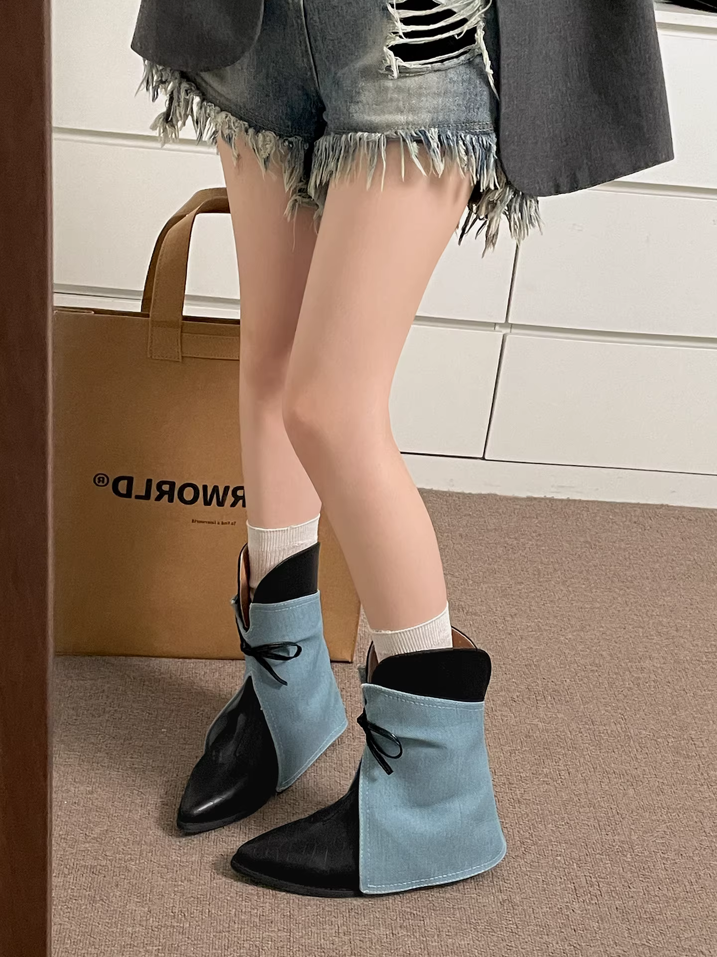 Giày bốt đế xuồng mũi nhọn đa năng dành cho nữ ở miền Nam, kiểu mới thu đông 2025, phối cùng chân váy, giày bốt cổ ngắn đế mềm tăng chiều cao phong cách retro.