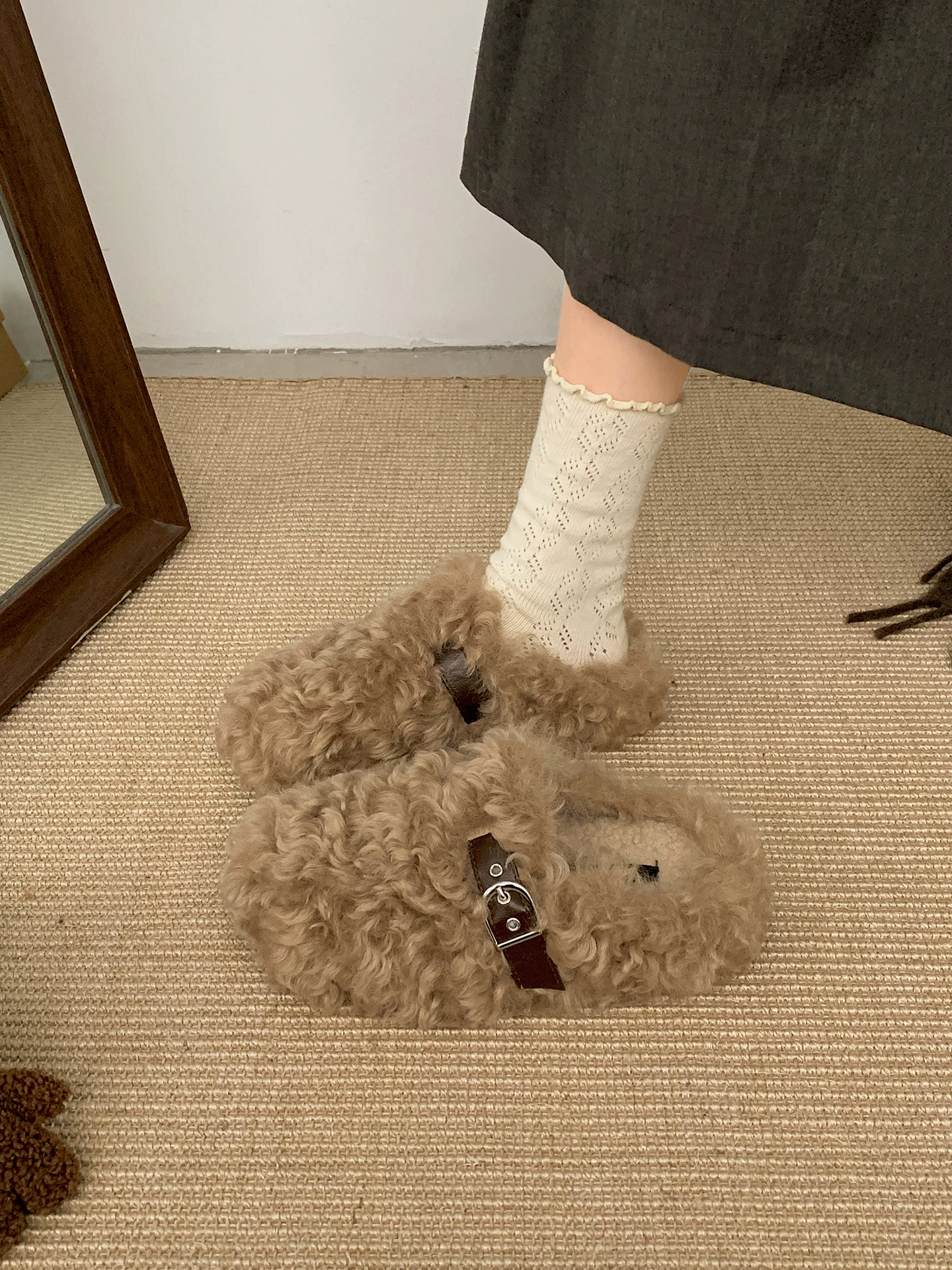 Đôi dép lê nữ đế dày, lót lông mềm mại, kiểu cổ điển, thích hợp đi ngoài trời, mẫu mới mùa đông 2025, giữ ấm, mũi kín.