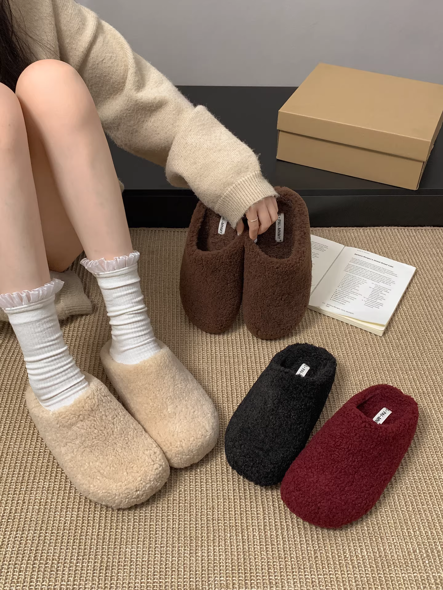 Đôi dép lông dày đế chống trơn kiểu retro dành cho nữ, mặc ngoài mùa đông 2025, đa năng, tăng chiều cao, giữ ấm, chất liệu cotton, bảo vệ ngón chân.