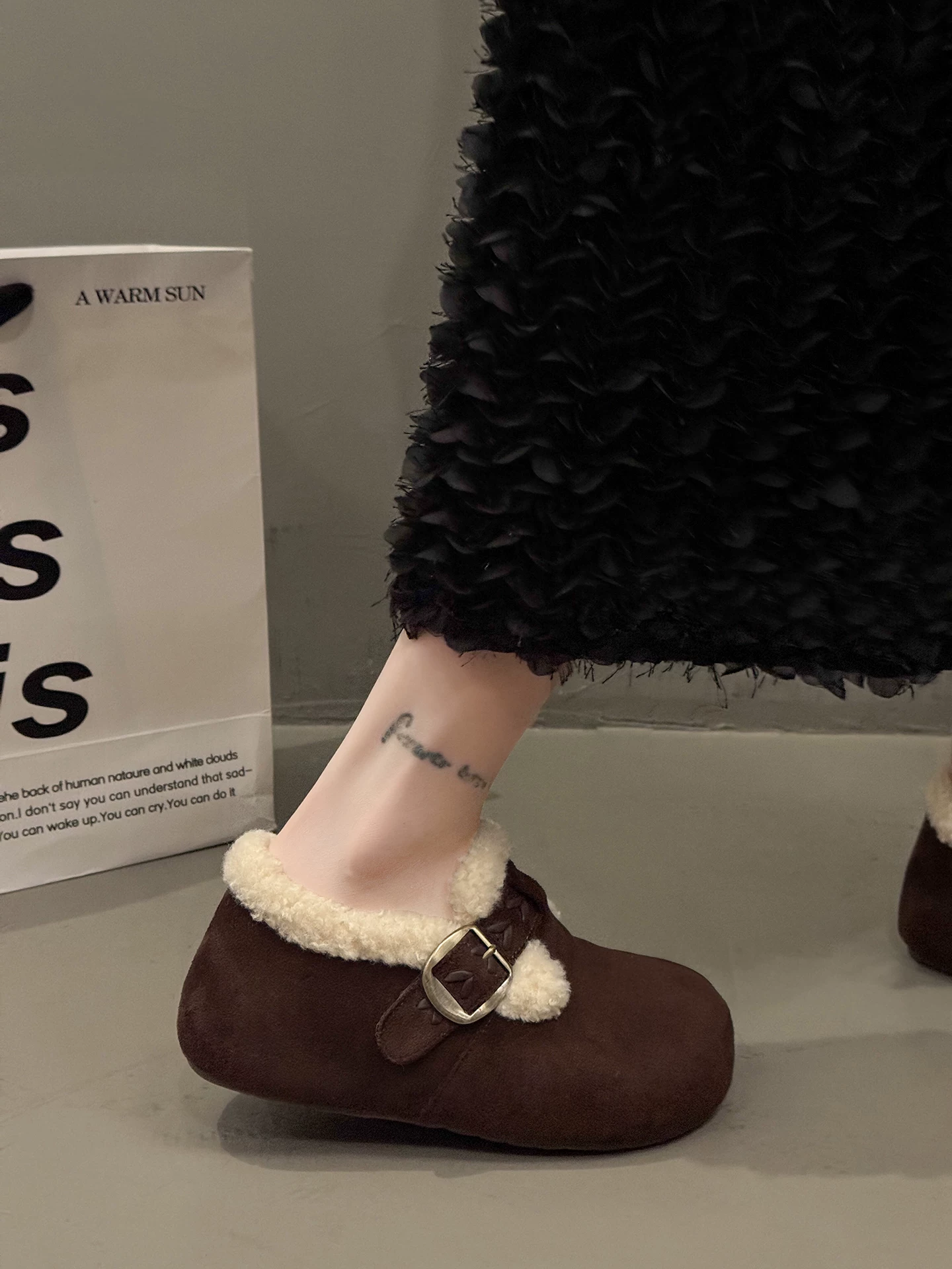 Giày bông giữ ấm đế dày lót lông cừu màu nâu cổ điển dành cho nữ, kiểu mới mùa đông 2025, giày Birkenstock giữ ấm và tăng chiều cao dành cho phụ nữ nhỏ nhắn