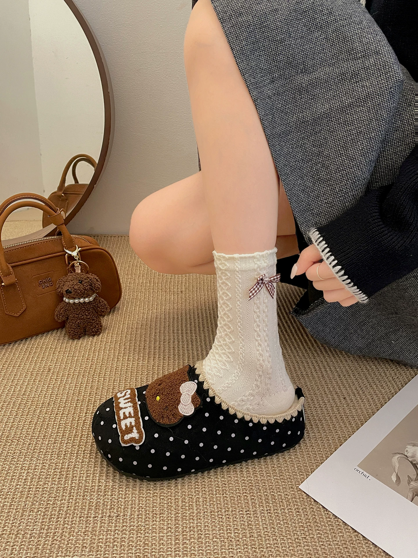 Giày nữ mùa đông 2025 kiểu Birkenstock, đế dày, chất liệu nhung mềm mại, kiểu dáng retro dễ thương, mũi kín, tăng chiều cao, chất liệu cotton.