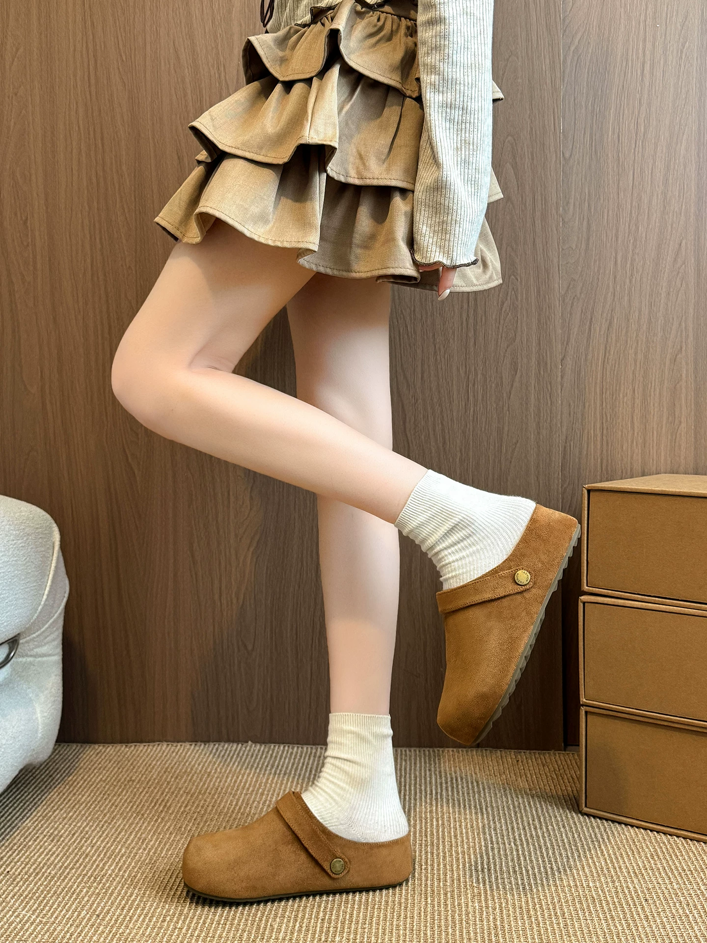 Giày dép nữ kiểu Pháp cổ điển, đế dày chống trơn, mũi kín, thích hợp đi ngoài trời, mẫu mới thu đông 2025, lót lông mềm, kiểu Birkenstock nửa dép.