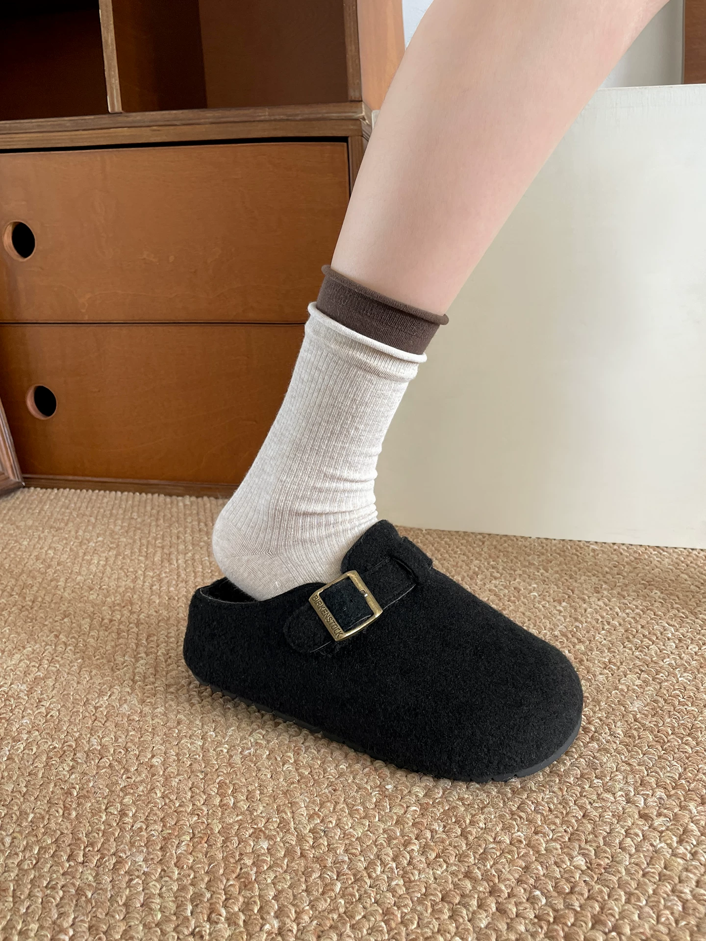 Giày Birkenstock đế dày nhung đen cổ điển dành cho nữ 2025 kiểu dáng thu đông mới với chân váy và dép bông đế mềm chống trơn trượt