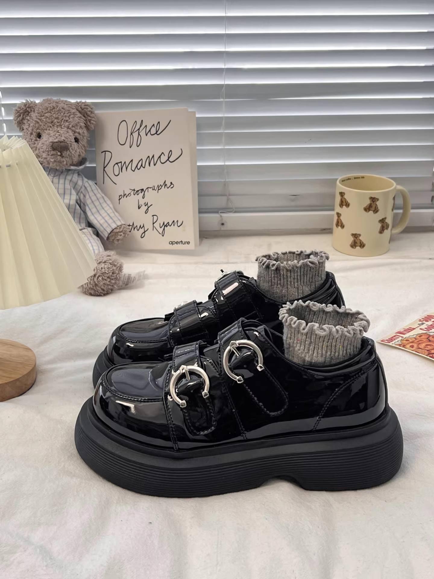 Giày da đế dày tăng chiều cao kiểu Anh đen dành cho nữ, mẫu thu đông 2025 mới, phối cùng chân váy, giày lười.