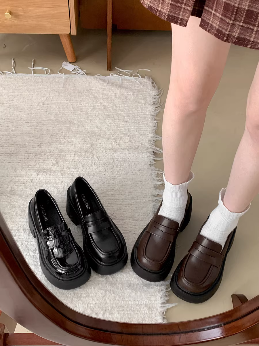 Giày lười da đế dày màu đen dành cho nữ, mẫu mới thu đông 2025, tăng chiều cao với lớp lót lông mềm mại.