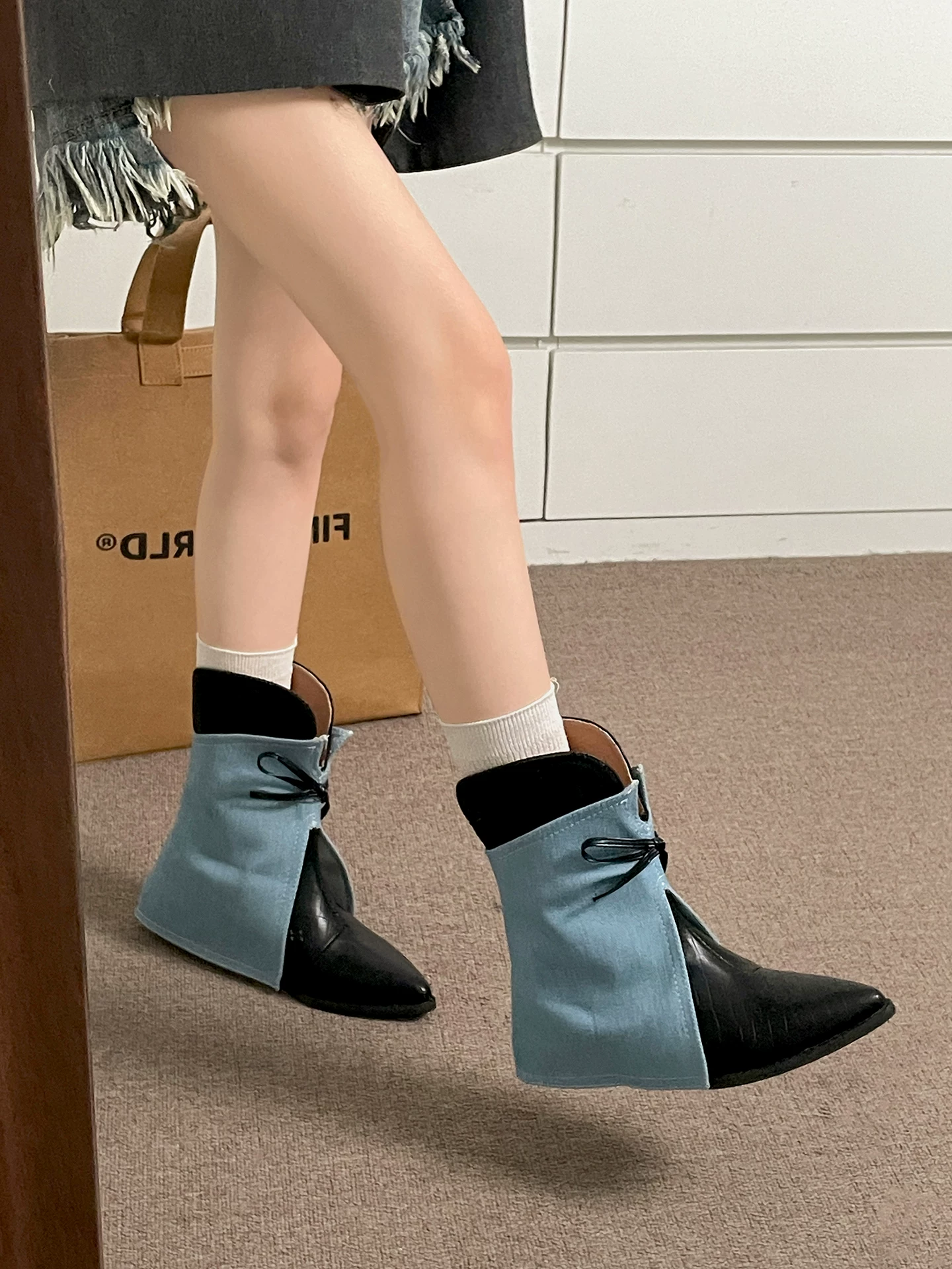 Giày bốt đế xuồng mũi nhọn đa năng dành cho nữ ở miền Nam, kiểu mới thu đông 2025, phối cùng chân váy, giày bốt cổ ngắn đế mềm tăng chiều cao phong cách retro.