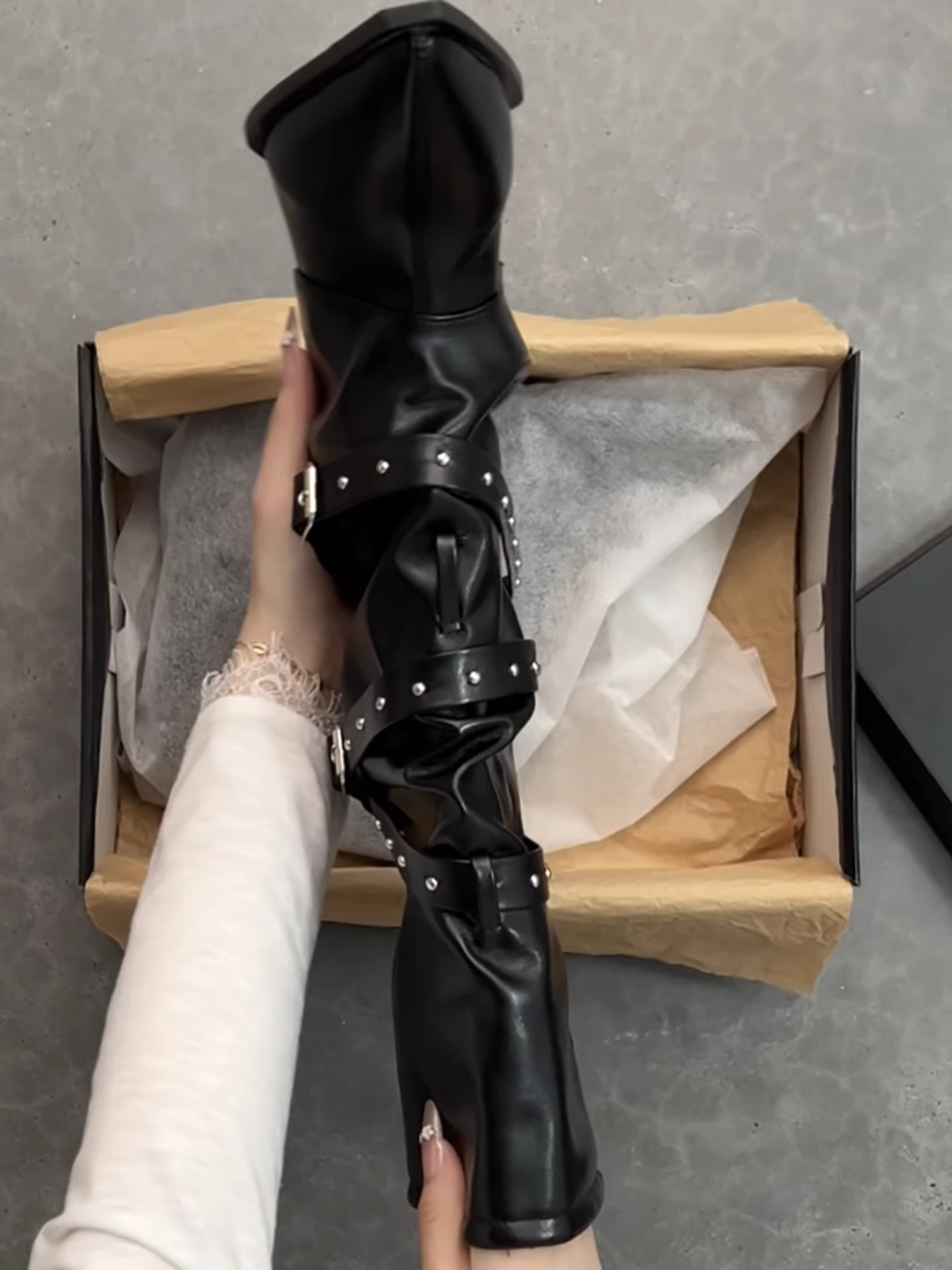 Giày bốt cao gót chunky đen cao cấp dành cho nữ, kiểu dáng thu đông 2025 mới, đa năng phối cùng chân váy, kiểu dáng bốt cưỡi ngựa.