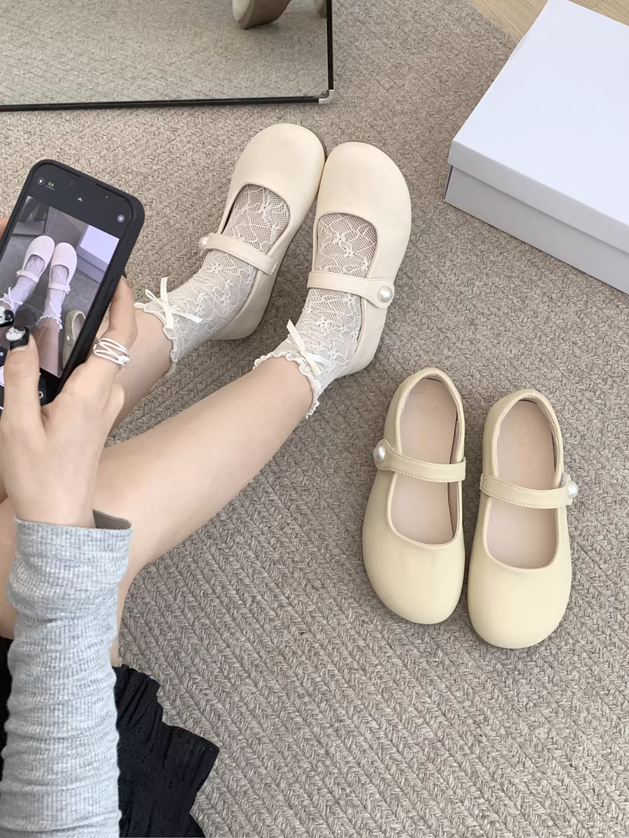 Giày bệt kiểu Pháp màu trắng dành cho nữ, mẫu giày đa năng mùa thu mới 2025, phối được với chân váy, giày Mary Jane đế mềm kiểu retro.