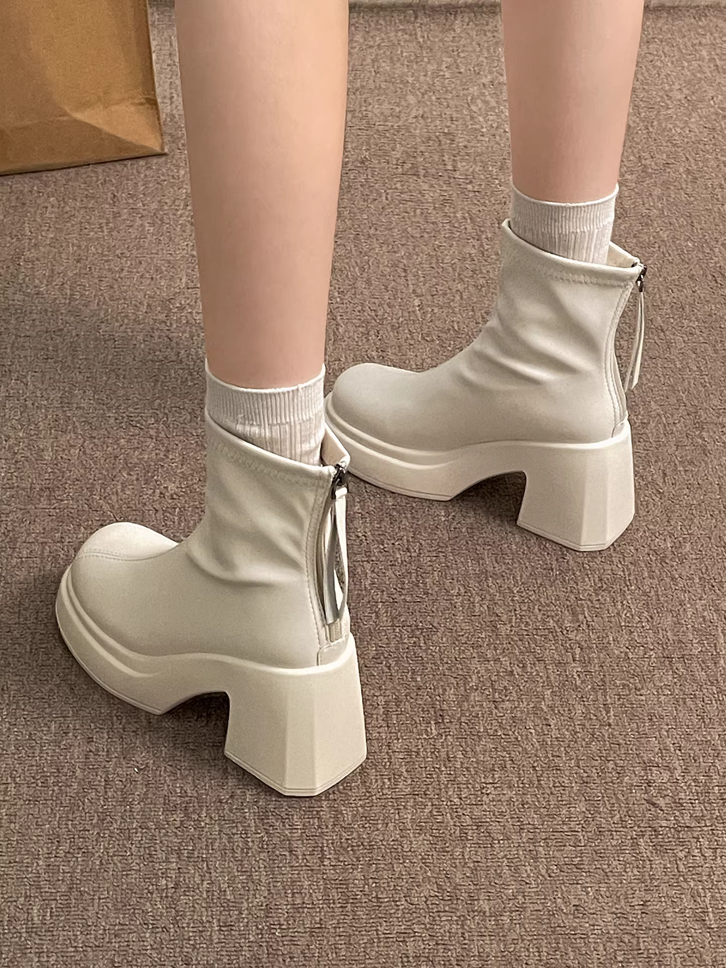 Giày bốt Martin đế dày kiểu Anh màu trắng dành cho nữ, mẫu mới thu đông 2025, tăng chiều cao và làm thon gọn chân, dành cho phụ nữ nhỏ nhắn.