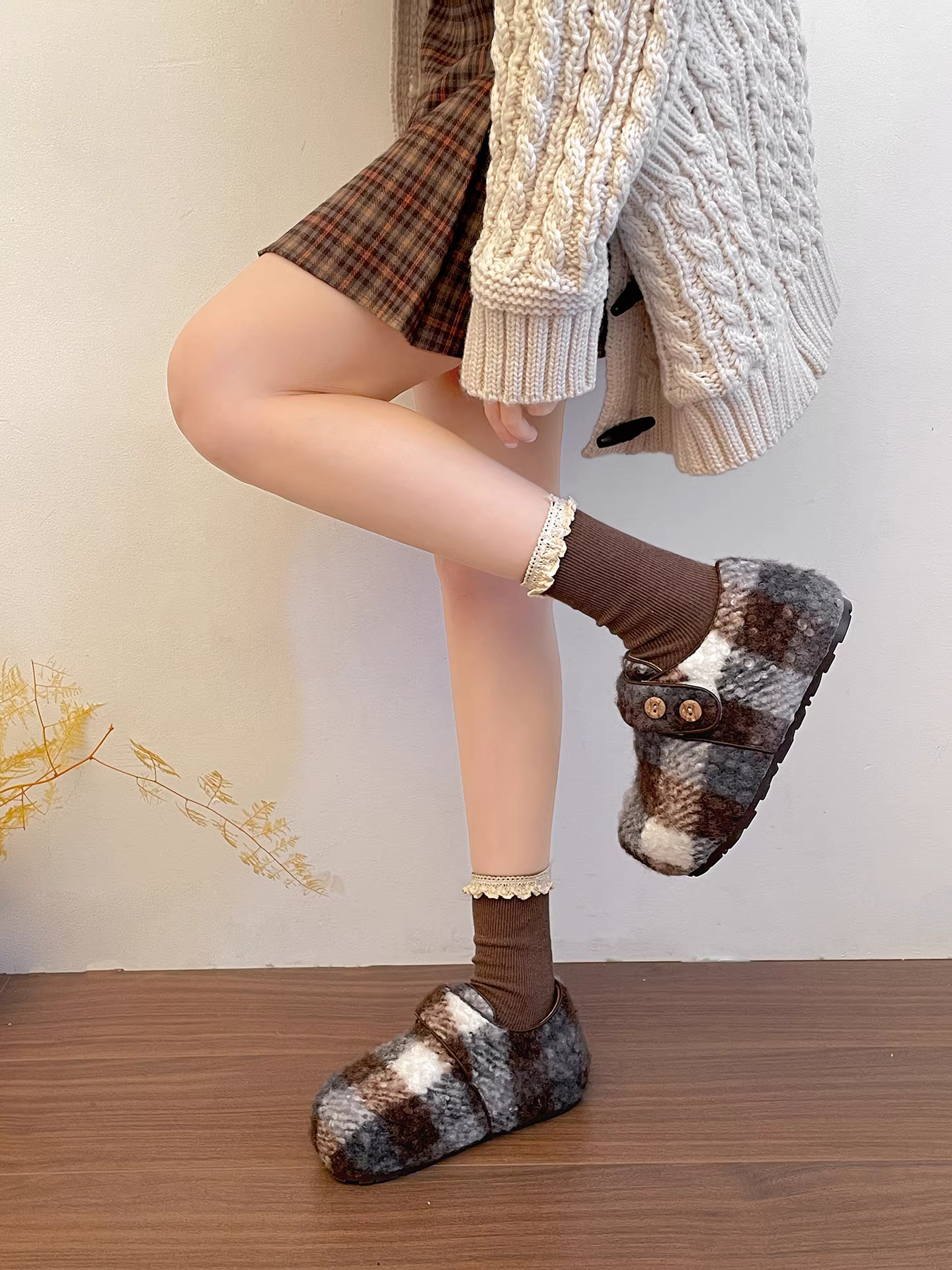 Giày nữ đế dày lót lông phong cách retro trắng, tăng chiều cao, mùa đông 2025, kiểu Birkenstock ấm áp.