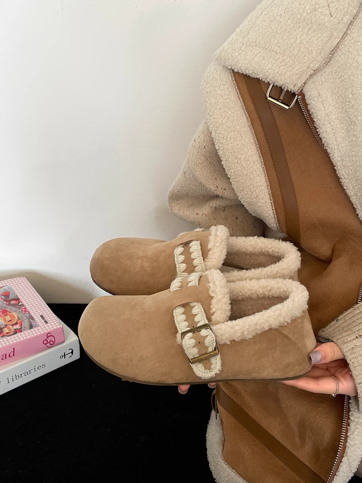 Giày nữ đế dày kiểu Birkenstock, lót đầy đủ, phong cách retro trắng, mùa đông ấm áp, chất liệu cotton Đông Bắc, mẫu mới 2025.