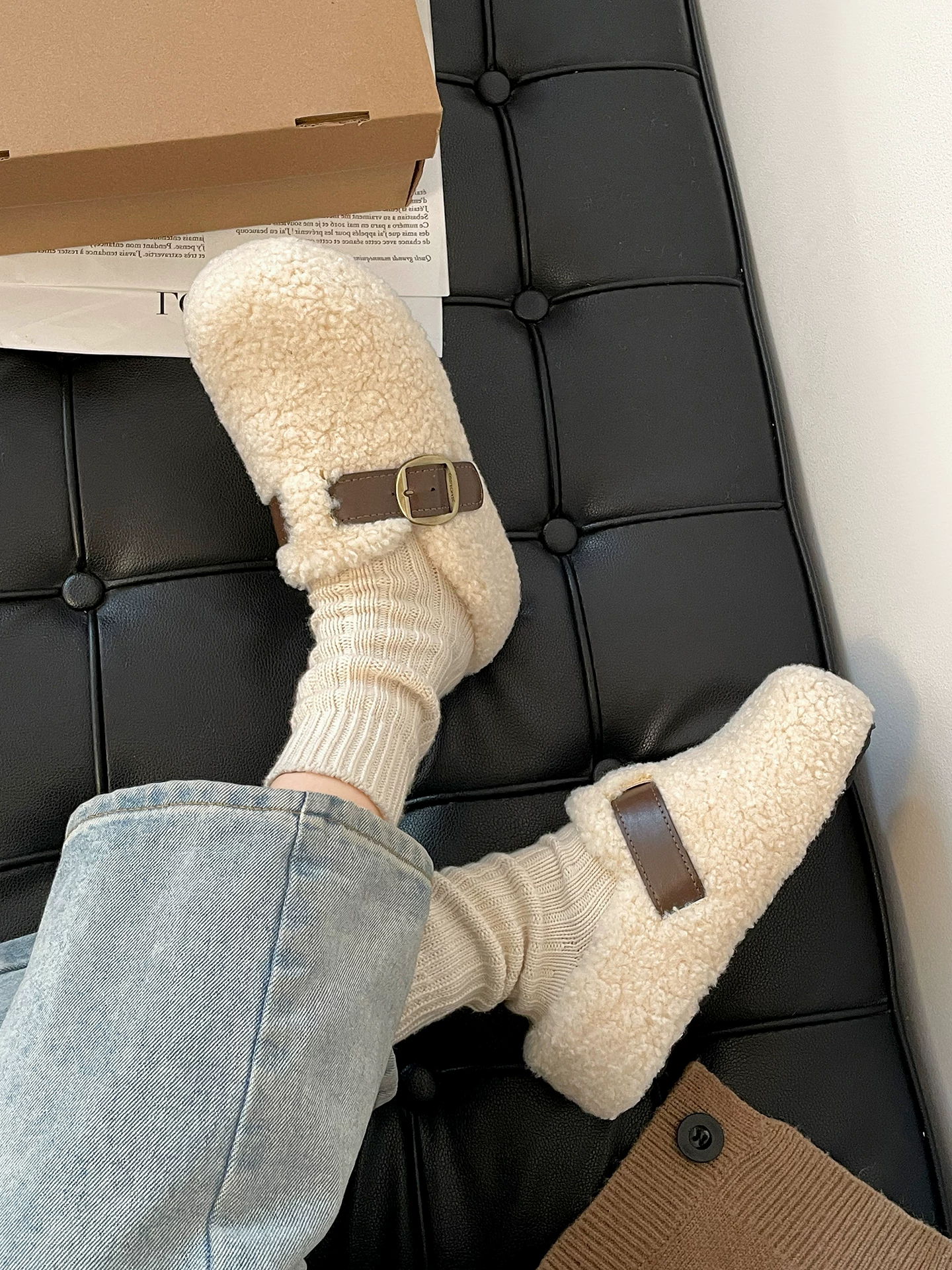 Dép lông dày đế dày chống trơn màu trắng cổ điển dành cho nữ, mặc ngoài trời mùa đông, kiểu mới 2025, lót lông cừu, dày dặn, ấm áp kiểu Birkenstock.