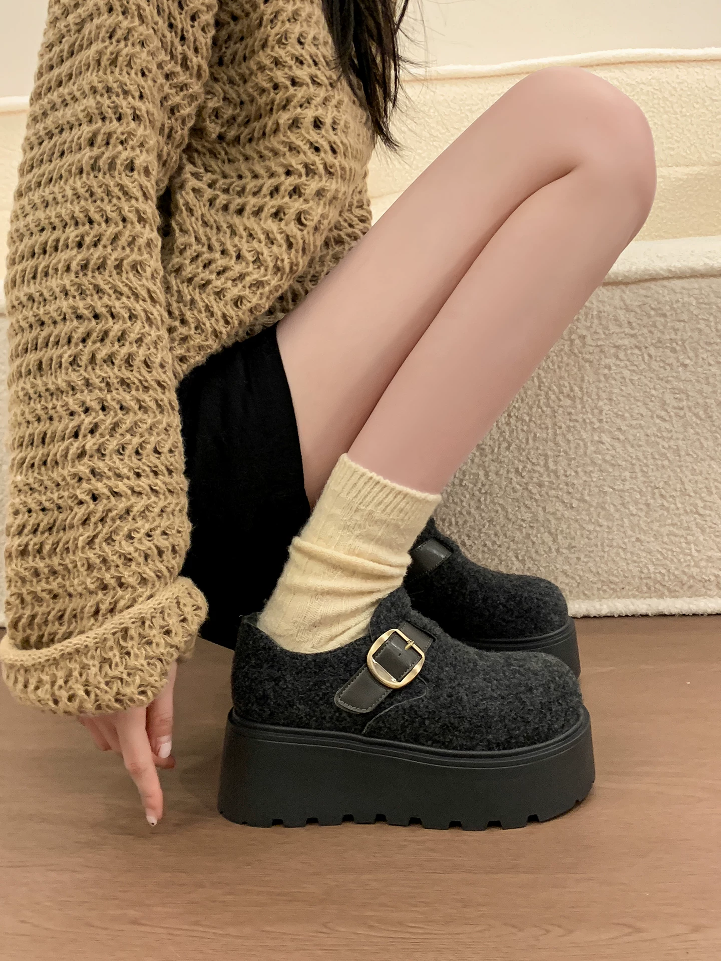 Giày bông lông dày đế dày lót lông cừu ấm áp màu xám dành cho nữ, áo khoác ngoài mùa đông, kiểu dáng mới 2025, giày Birkenstock nâng chiều cao toàn bộ thân giày dành cho phụ nữ nhỏ nhắn.