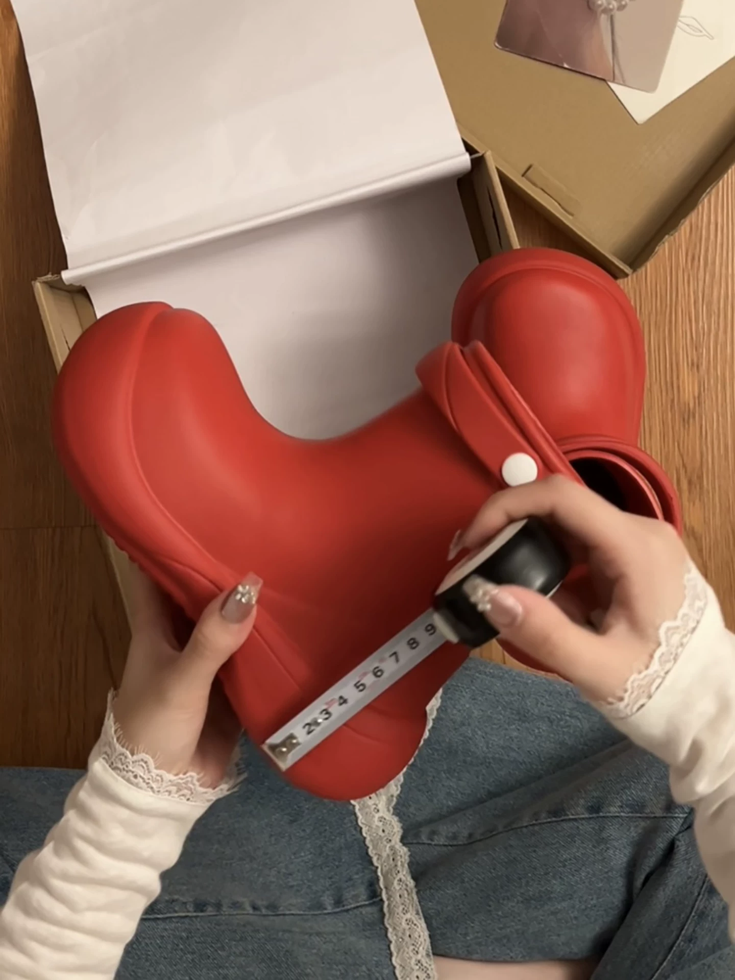 Giày mưa nữ đế dày màu đỏ chống thấm nước, chống trơn trượt, mũi rộng, kiểu dáng thời trang mùa thu đông 2025, thích hợp đi ngoài trời