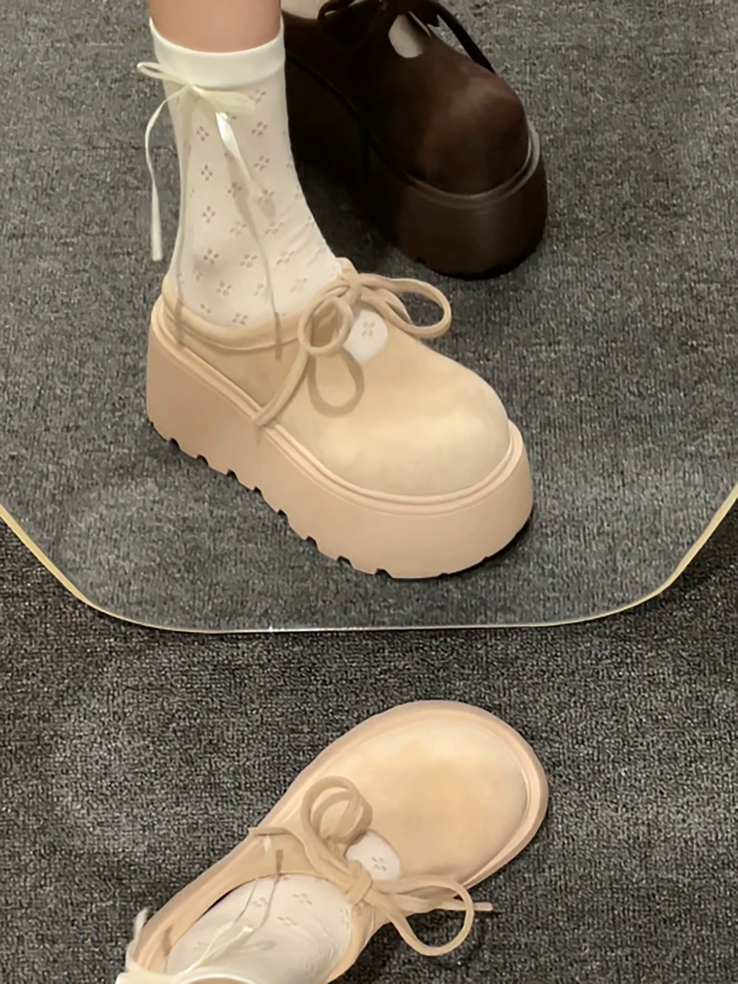 Giày Birkenstock đế dày tăng chiều cao kiểu retro dành cho nữ, kiểu dáng mùa thu mới 2025, thích hợp phối cùng chân váy, giày lười mũi kín.