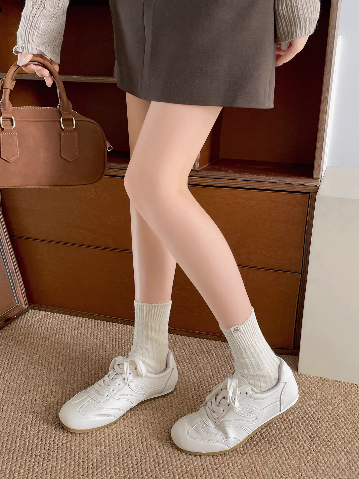 Giày thể thao đế dày tăng chiều cao kiểu retro trắng phổ biến dành cho nữ, giày thể thao đế mềm mùa thu mới 2025.