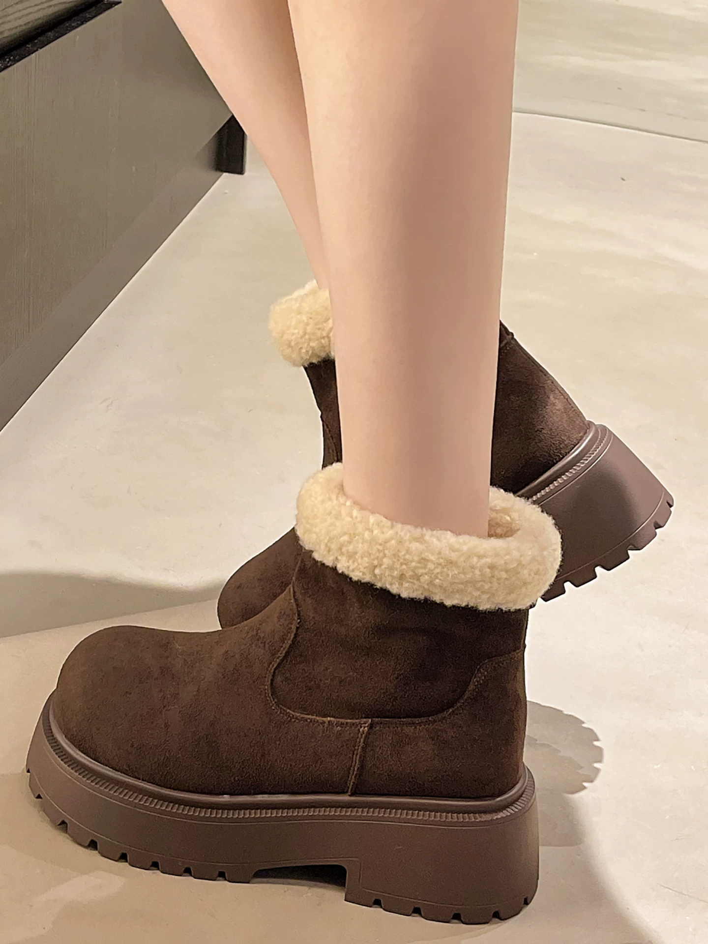 Giày bốt nữ mùa đông 2025 đế dày, lót lông mềm mại, chống trơn trượt, tăng chiều cao, ấm áp, kiểu dáng cổ điển, chất liệu cotton, thích hợp đi ngoài trời.