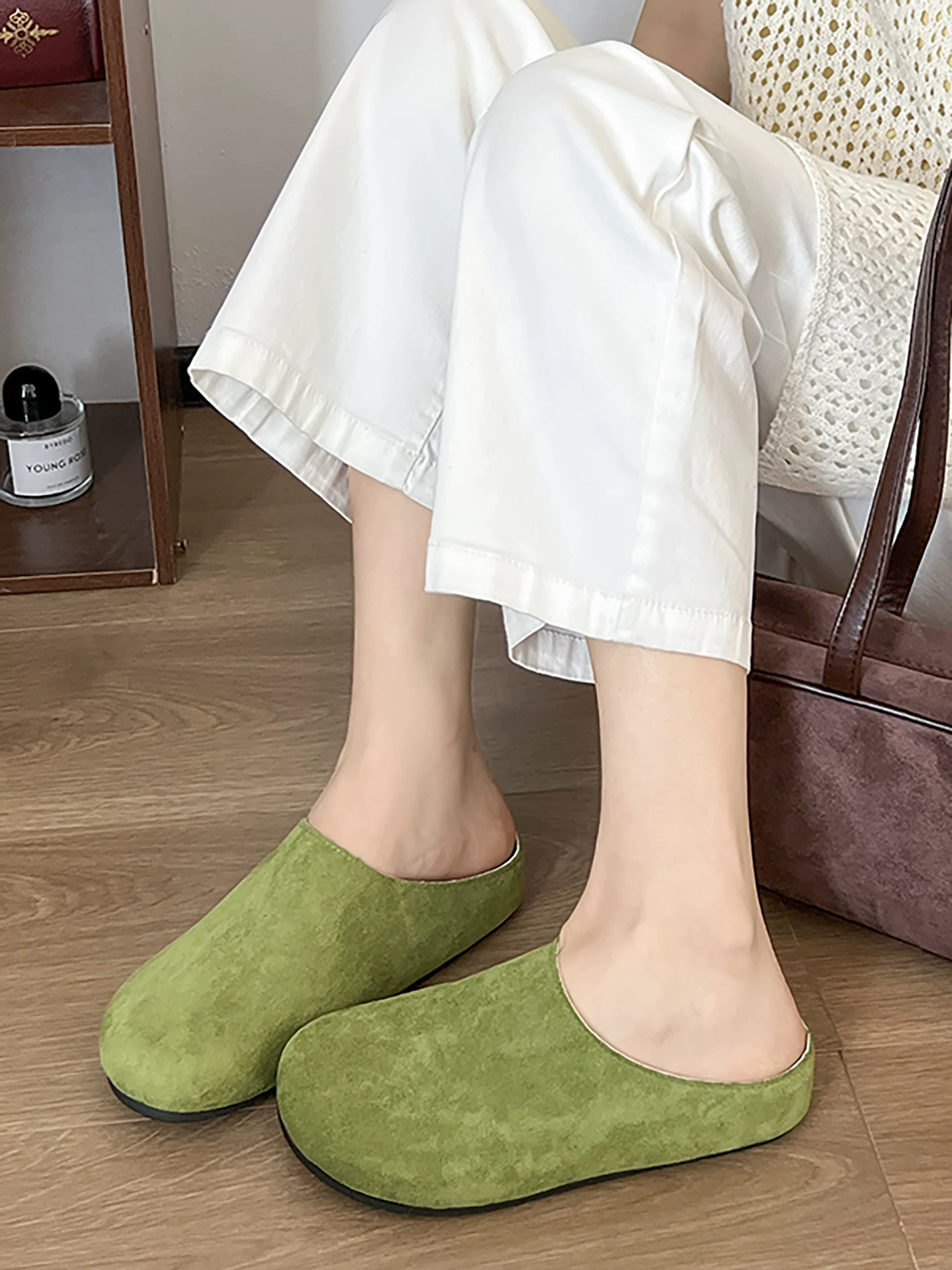 Dép đế bằng phong cách retro màu trắng có đế nâng chiều cao ẩn dành cho nữ, thích hợp để mang ngoài trời, giày Birkenstock đế mềm nửa đế kiểu mới mùa thu đông 2025.