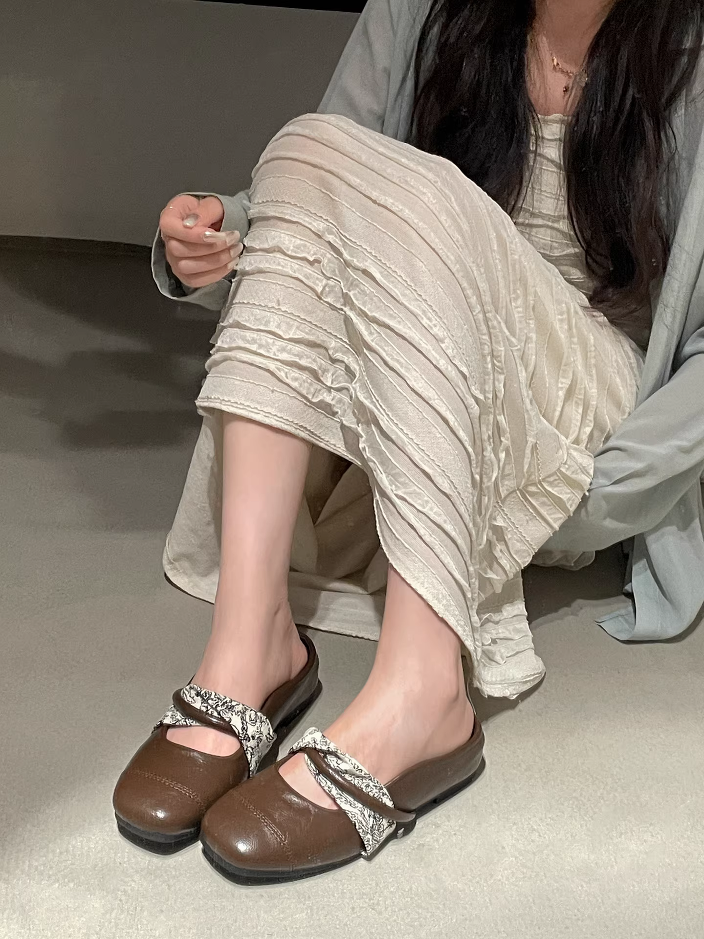 Dép nữ đế thấp cổ điển màu đen, mũi kín, tăng chiều cao, thời trang mùa hè, kiểu mới 2025, thích hợp phối cùng váy, dép kiểu Pháp.