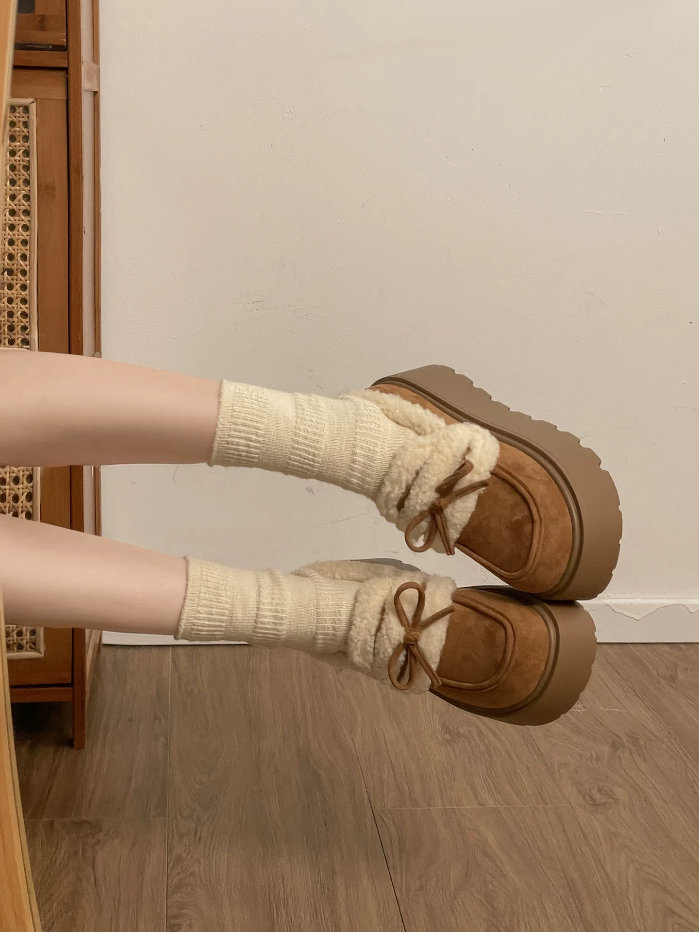 Giày bông đế dày màu trắng ấm áp dành cho nữ ở miền Nam, giày Birkenstock kiểu cổ điển mùa đông mới năm 2025 có lớp lót lông mềm mại.