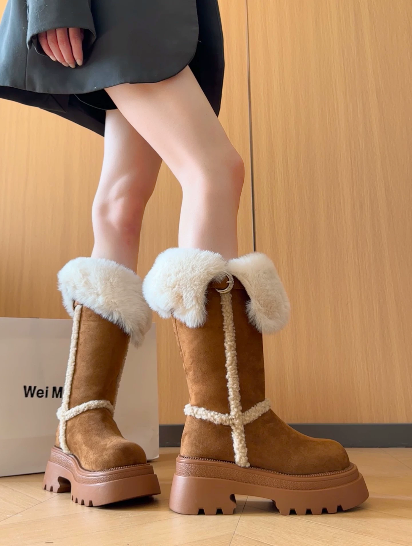 Giày bốt đi tuyết dài có lót lông cừu, đế dày, chống trơn trượt, gót dày, dành cho nữ, kiểu dáng mùa đông mới 2025, tăng chiều cao, giày cotton ấm áp.