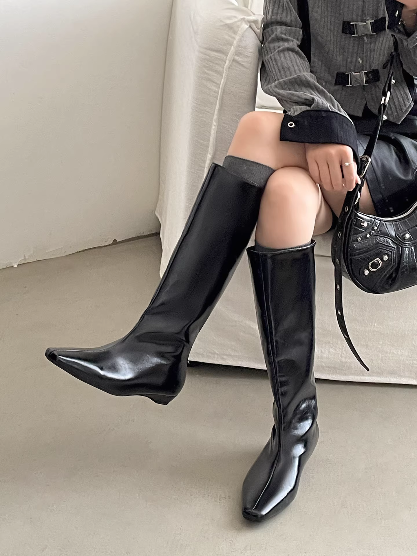 Giày bốt nữ mũi nhọn gót thấp kiểu Anh Nam, bốt dài mùa thu đông 2025 mới, kiểu dáng thon gọn, cổ điển, phong cách cưỡi ngựa