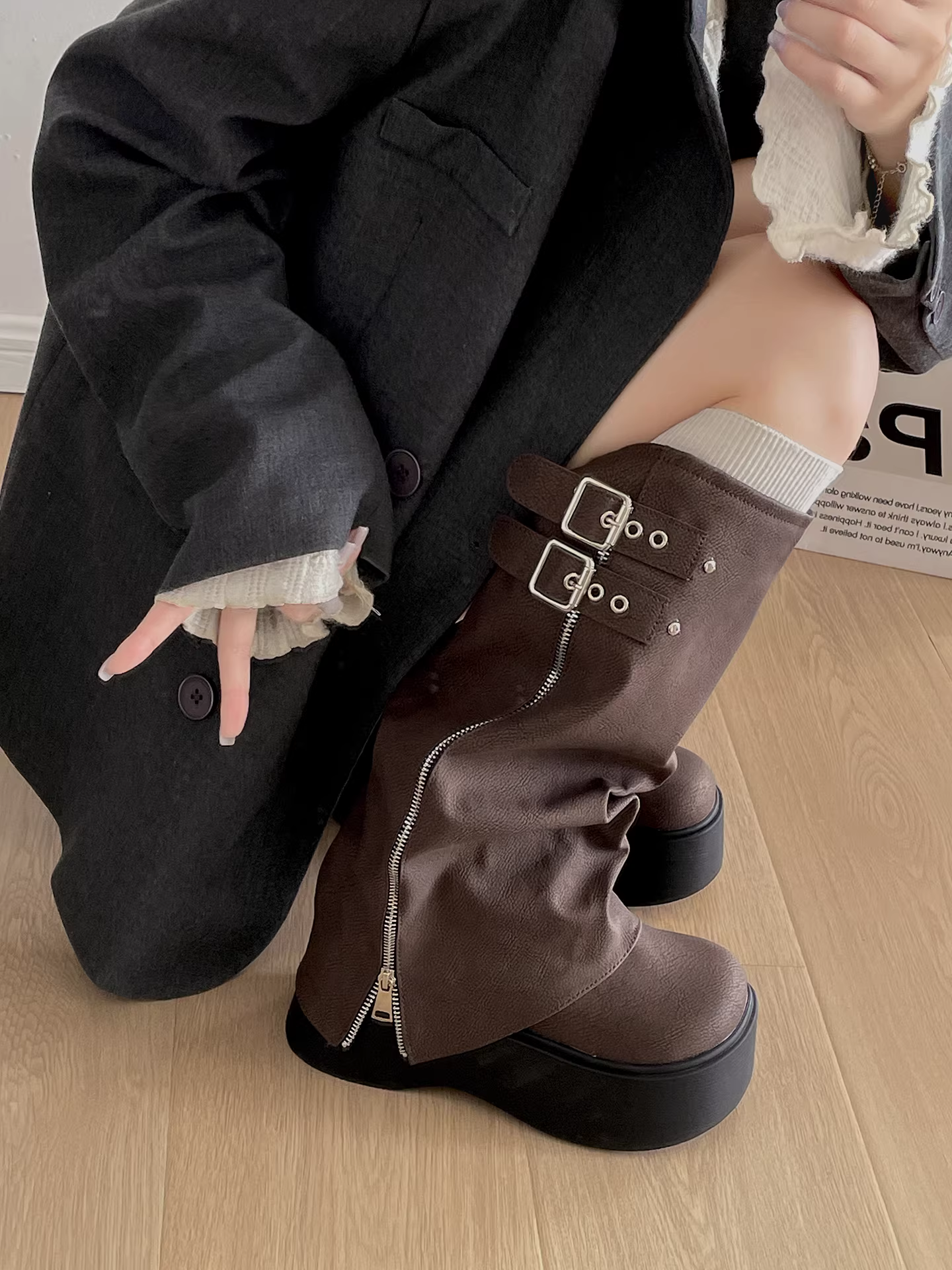 Giày bốt nữ đế dày kiểu Anh màu nâu, bốt dài mùa thu đông 2025, tăng chiều cao, tôn dáng, kiểu ống quần dành cho nữ nhỏ nhắn