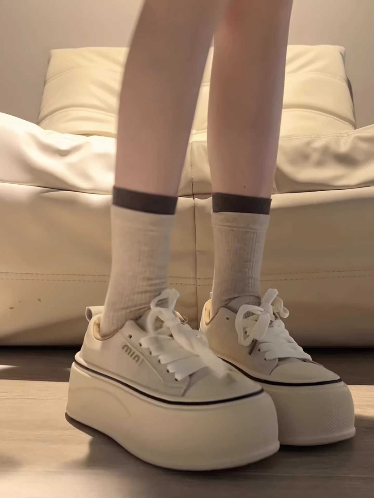 Giày thể thao nữ đế dày retro màu trắng kiểu thu mới 2025, phối cùng chân váy, giày đế mềm, kiểu dáng thấp cổ, phong cách thường ngày