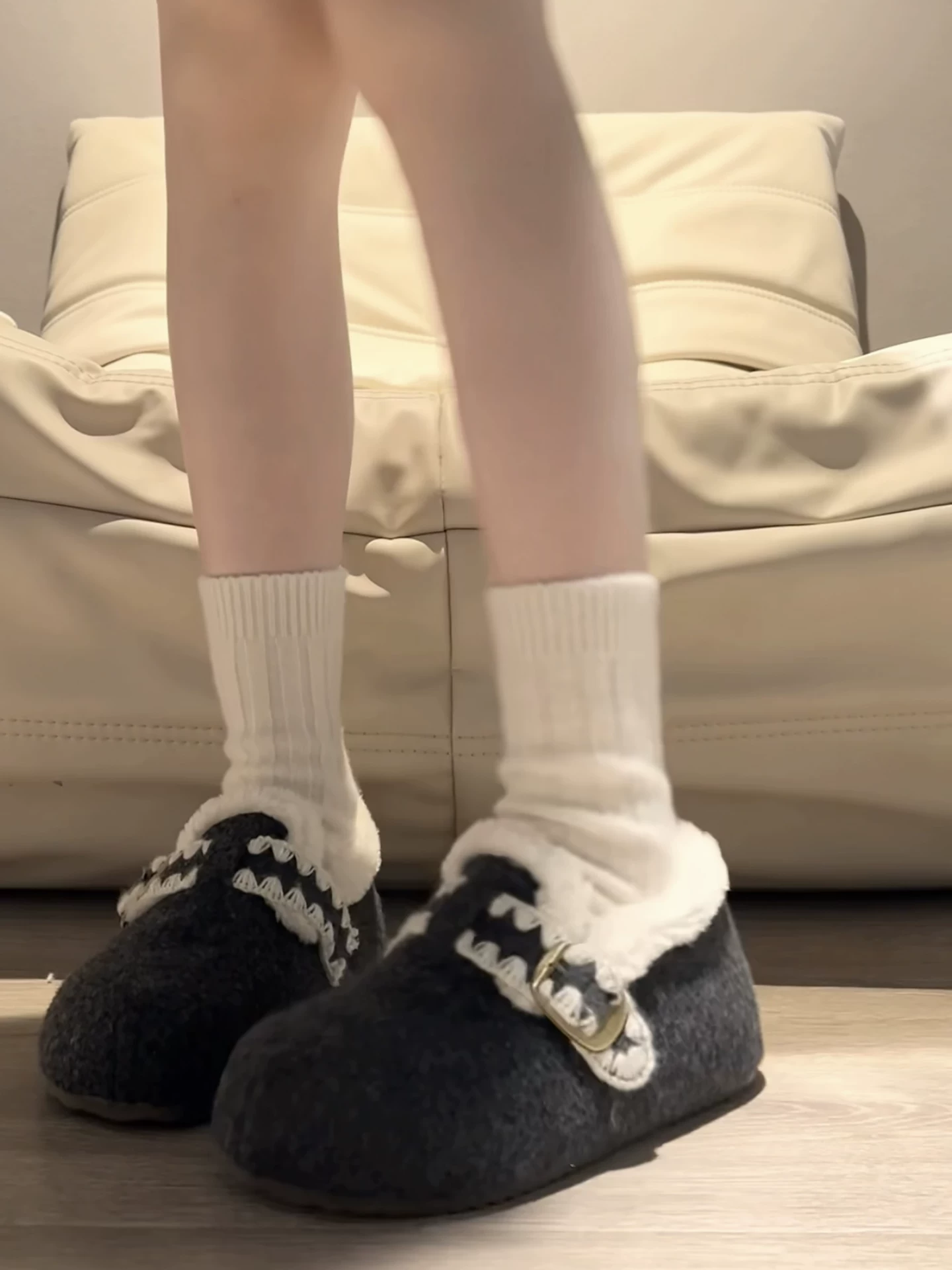 Giày bông giữ ấm đế dày phong cách retro màu xám dành cho nữ, giày Birkenstock lông dày tăng chiều cao mới mùa đông 2025.