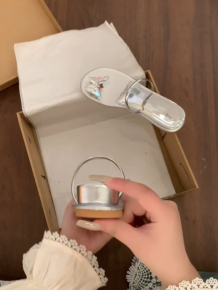 Dép đế xuồng chống trơn kiểu tiên nữ phổ biến dành cho nữ, đi ngoài trời mùa hè, dép sandal kiểu Pháp đa năng mới năm 2025.