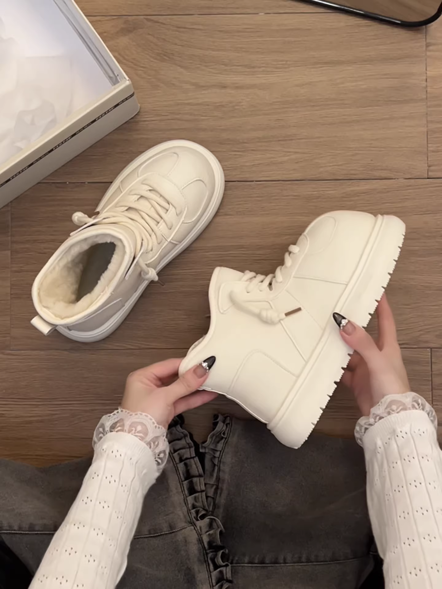 Giày bốt tuyết nữ đế dày lót lông cừu phong cách retro màu trắng Đông Bắc, mẫu mới mùa đông 2025, giữ ấm, tăng chiều cao, dày dặn, đi ngoài trời