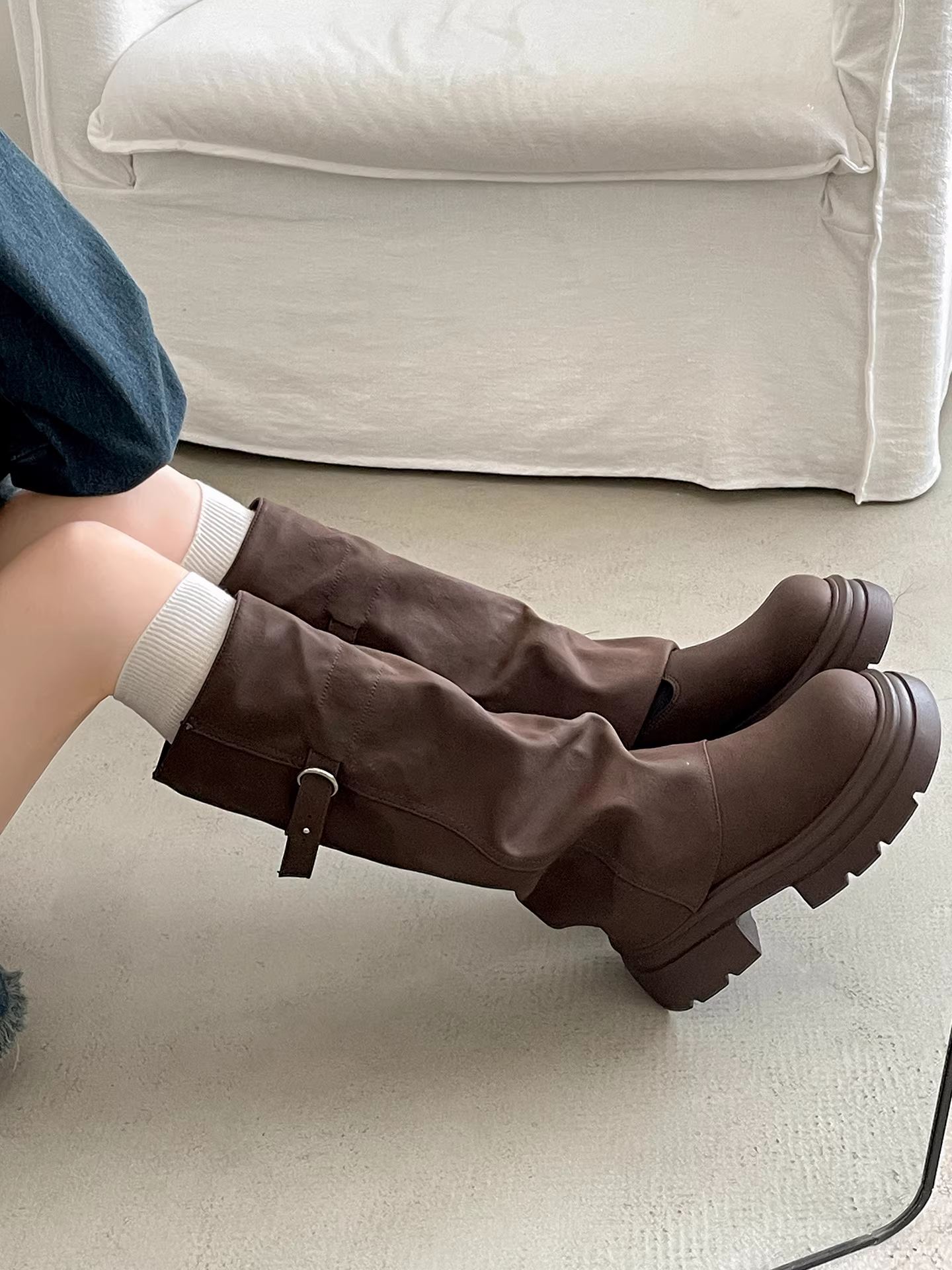 Giày bốt đế dày tăng chiều cao kiểu cổ điển màu nâu dành cho nữ, bốt dài, kiểu dáng ôm chân mùa thu đông 2025.
