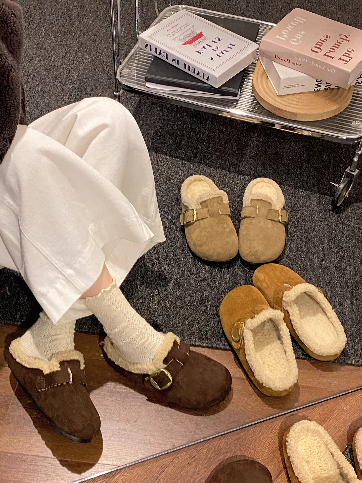 Giày Birkenstock đế dày kiểu retro màu nâu, chất liệu nhung mềm mại, kiểu nửa dép nửa giày, dành cho nữ, mẫu mới thu đông 2025, giữ ấm, mũi kín, chất liệu cotton.