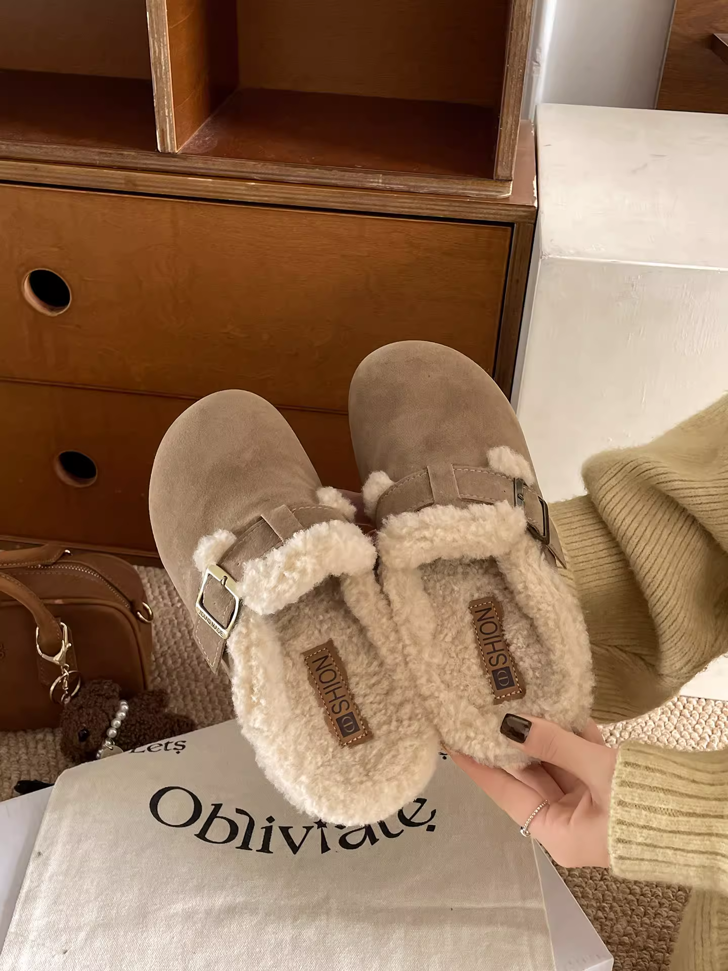 Đôi dép lông dày đế cao kiểu Pháp đa năng, phong cách retro dành cho nữ, mẫu mới mùa đông 2025, giữ ấm, chống trơn trượt, chất liệu cotton kiểu Birkenstock