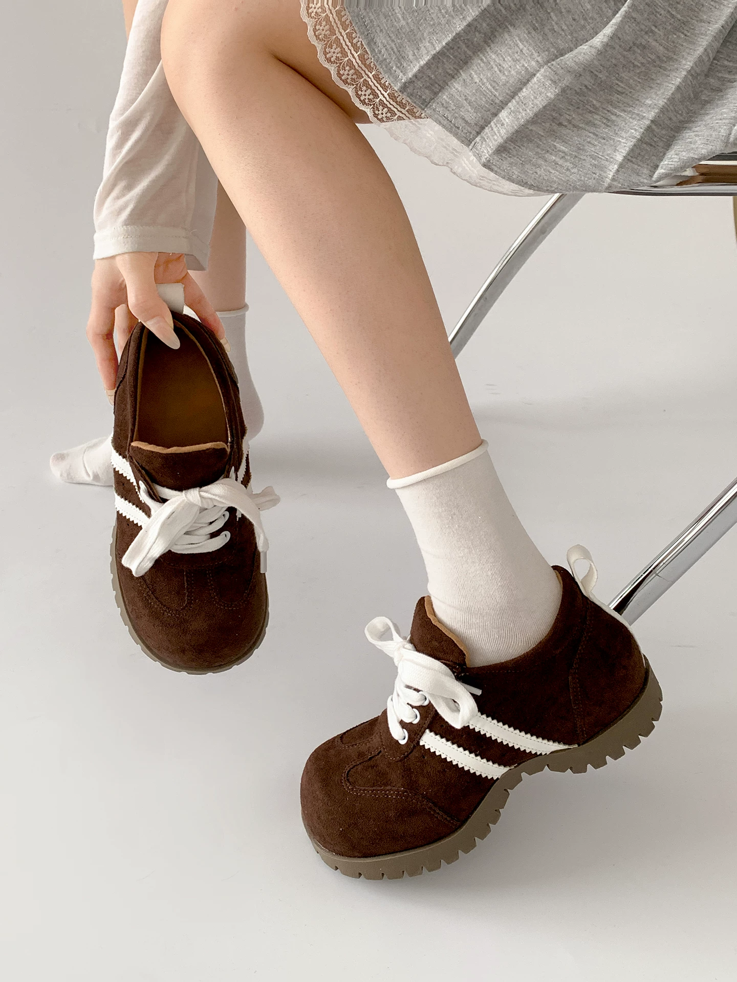 Giày thể thao nữ đế dày kiểu Đức, mũi tròn, màu đỏ cổ điển, tăng chiều cao, mùa thu mới 2025, phong cách Birkenstock, đa năng, thường ngày