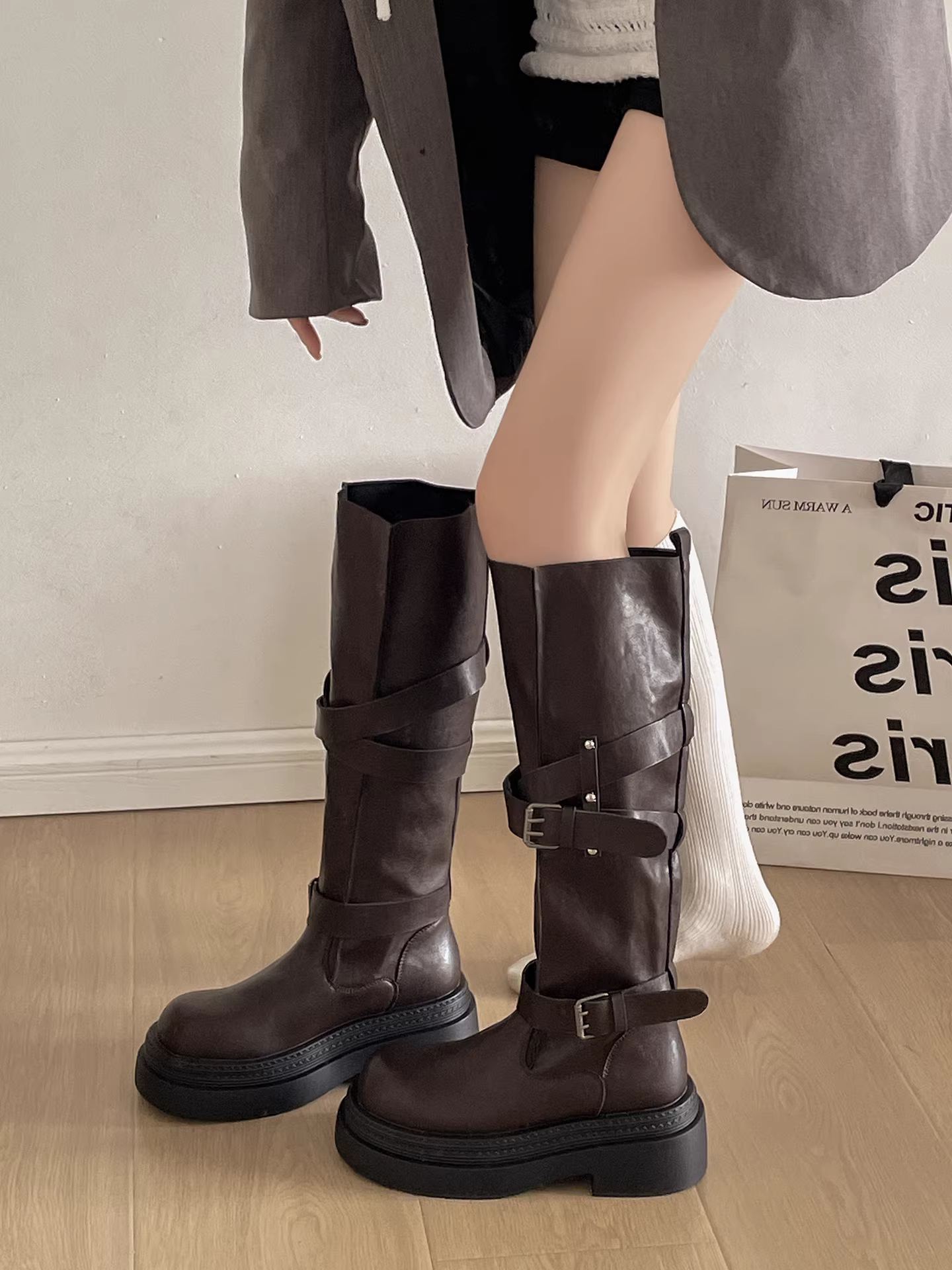 Giày bốt đế dày kiểu Anh đen dành cho nữ, bốt dài, kiểu thu đông mới 2025, phối cùng váy, tăng chiều cao và thon gọn dáng người.