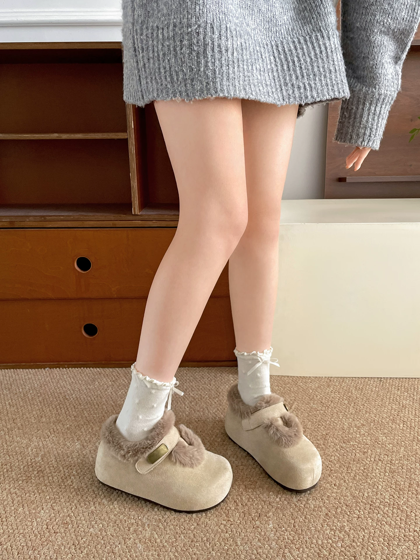 Giày cotton đi tuyết đế dày, lót lông cừu, chống trơn trượt dành cho nữ, mặc ngoài trời mùa đông, kiểu mới 2025, tăng chiều cao, ấm áp, giày Birkenstock lông xù.